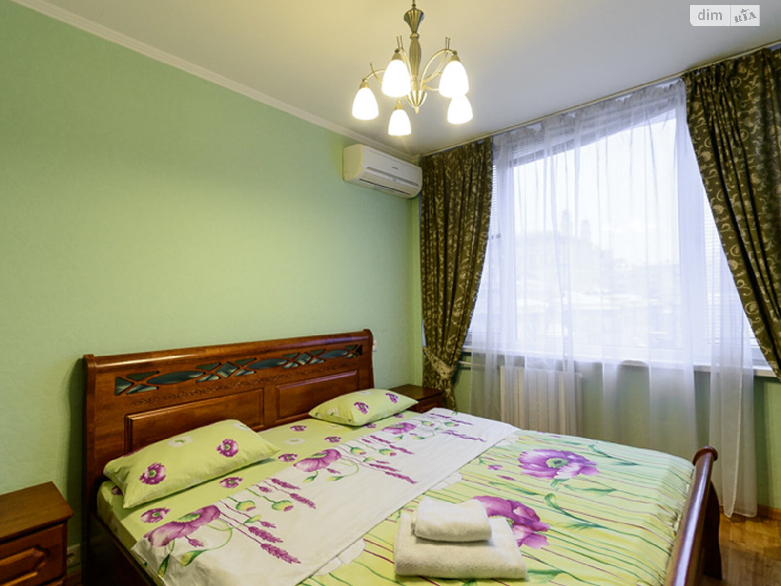 трикімнатна квартира в Києві, район Центр, на вул. Володимирська 51-53 в оренду на короткий термін подобово фото 1