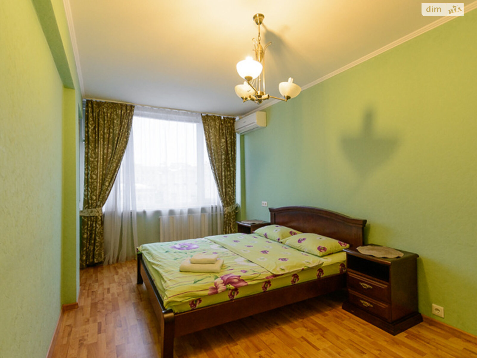 трикімнатна квартира в Києві, район Центр, на вул. Володимирська 51-53 в оренду на короткий термін подобово фото 1