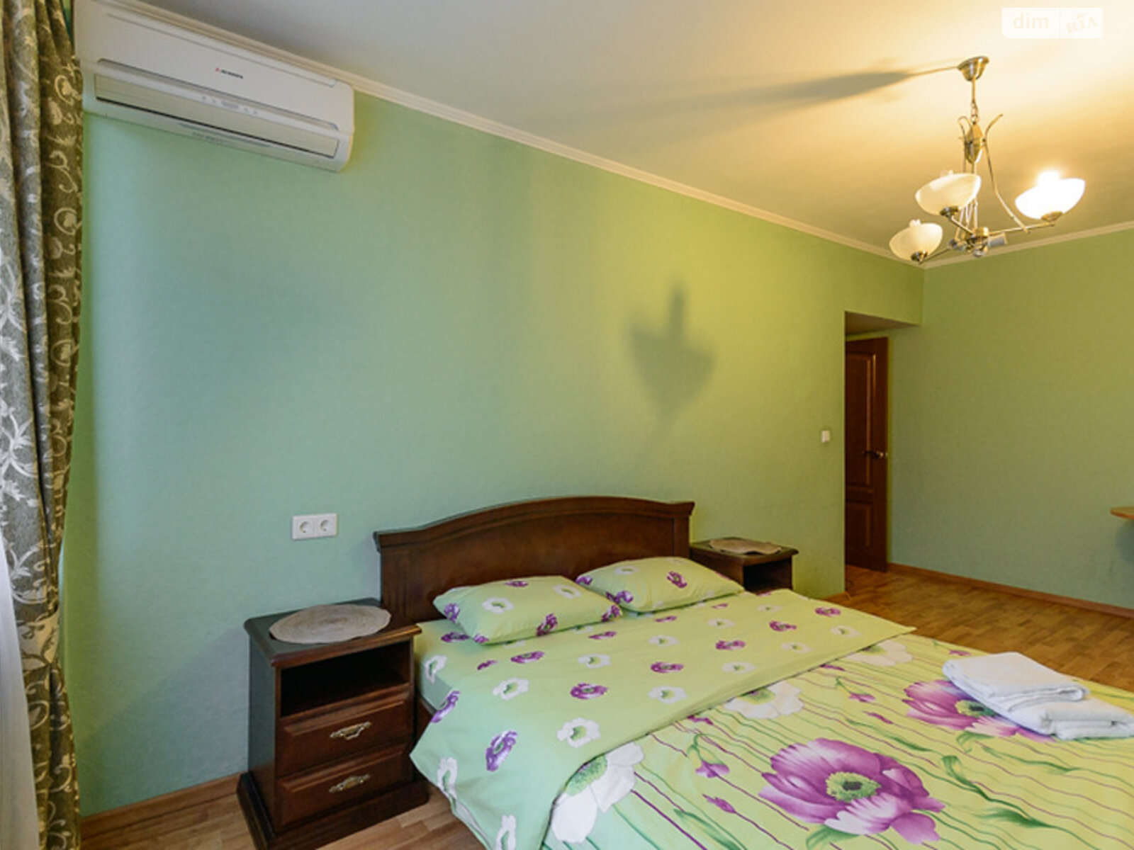 трикімнатна квартира в Києві, район Центр, на вул. Володимирська 51-53 в оренду на короткий термін подобово фото 1