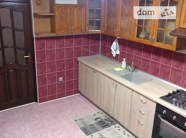 трехкомнатная квартира в Луцке, район 40-б, на просп. Соборности 6, в аренду на короткий срок посуточно фото 1 трехкомнатная квартира в Луцке, район 40-б, на просп. Соборности 6, в аренду на короткий срок посуточно фото 1