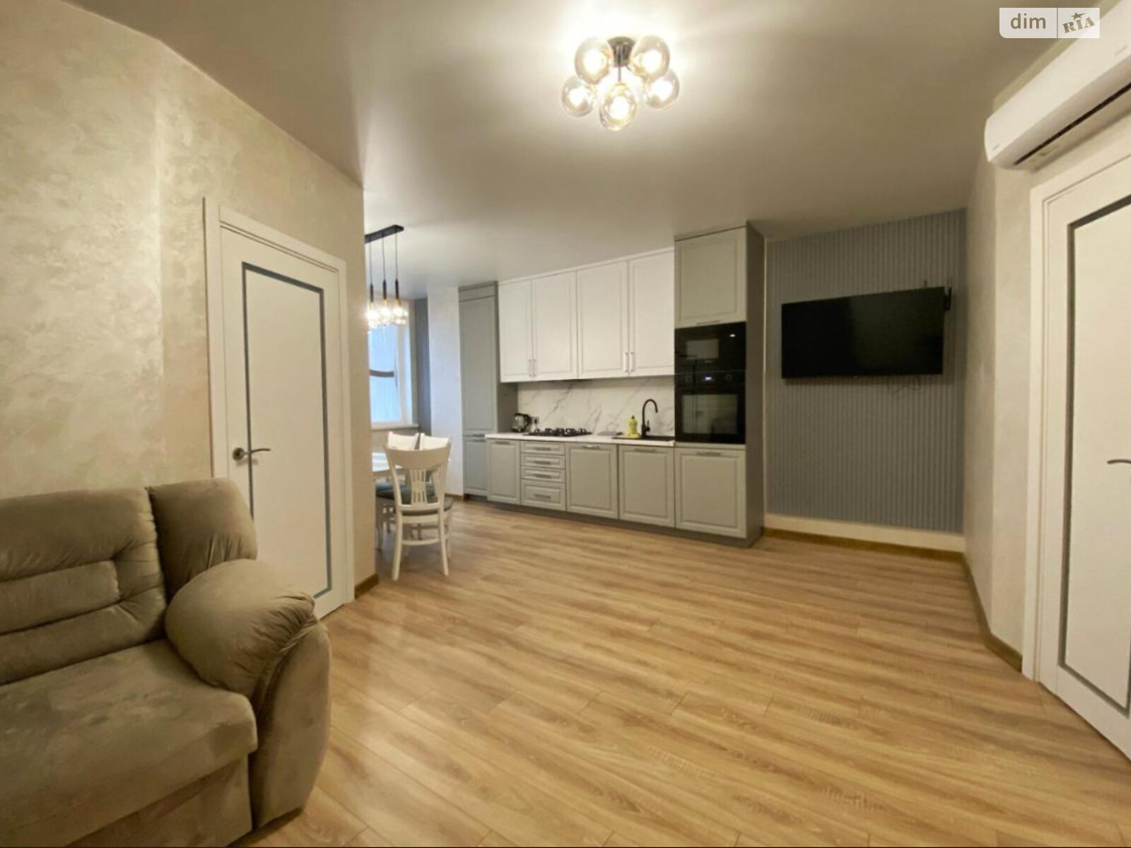 двухкомнатная квартира в Львове, район Подзамче, на ул. Хмельницкого Богдана 76 в аренду на короткий срок посуточно фото 1