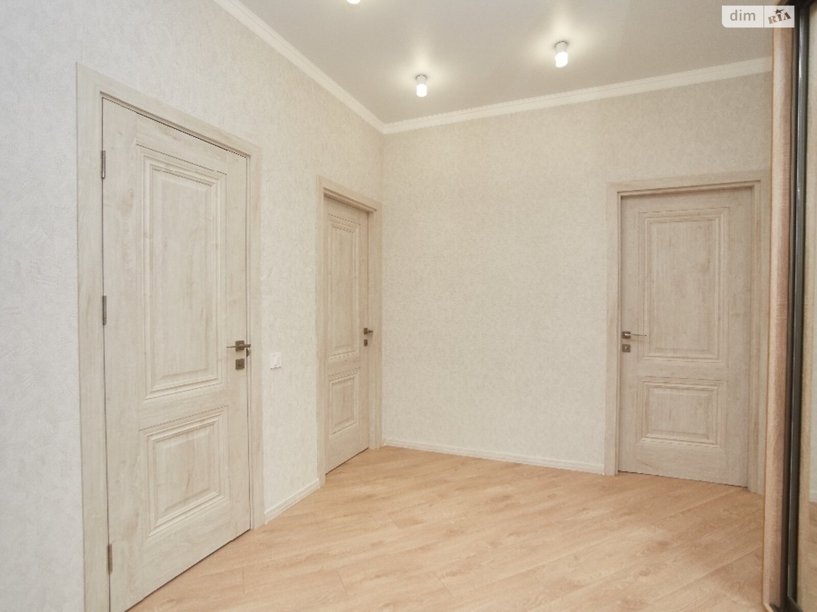 трехкомнатная квартира в Одессе, район Аркадия, на ул. Генуэзская 3Б в аренду на короткий срок посуточно фото 1