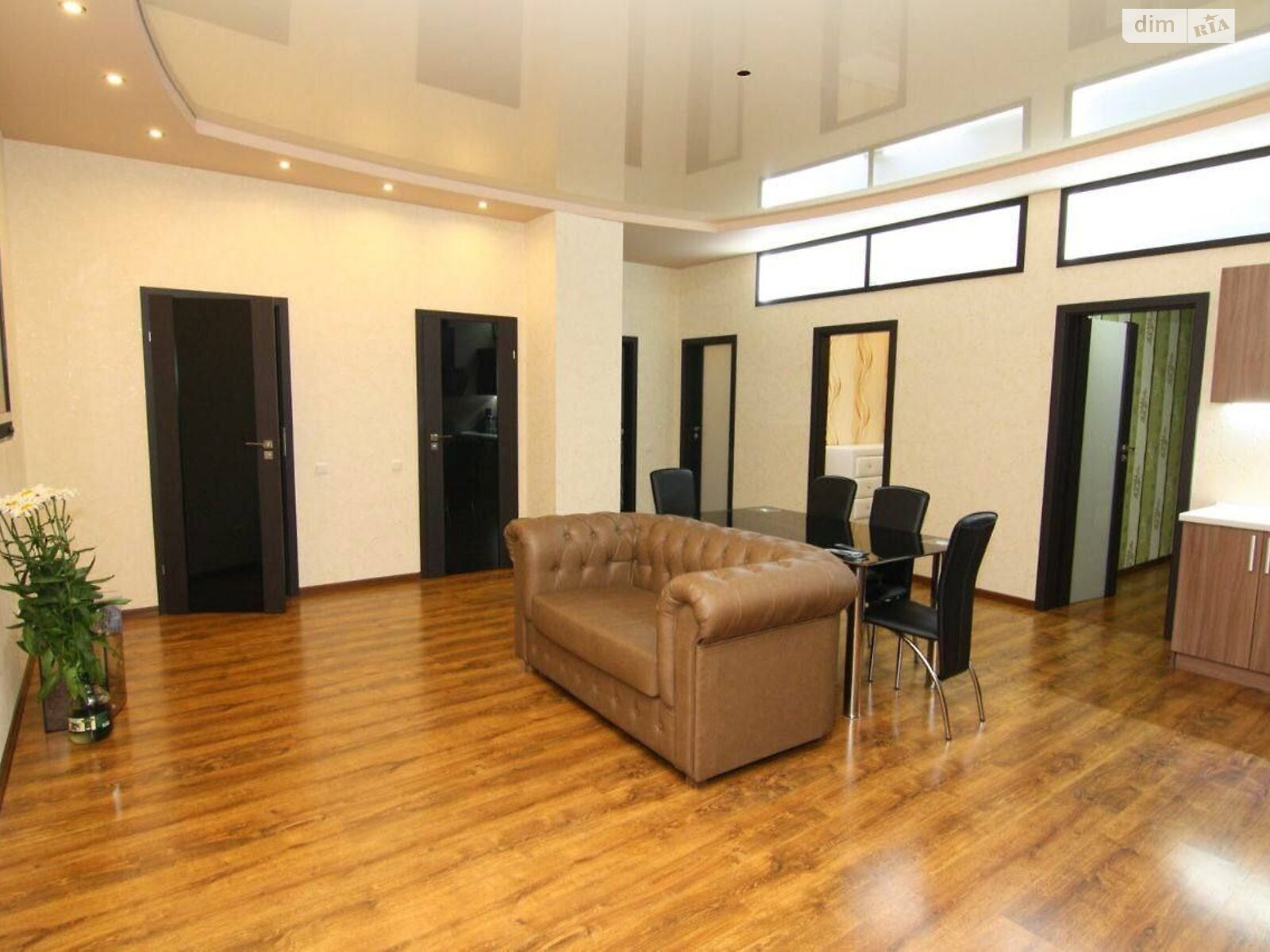 трехкомнатная квартира в Одессе, район Аркадия, на ул. Генуэзская 5 в аренду на короткий срок посуточно фото 1 трехкомнатная квартира в Одессе, район Аркадия, на ул. Генуэзская 5 в аренду на короткий срок посуточно фото 1