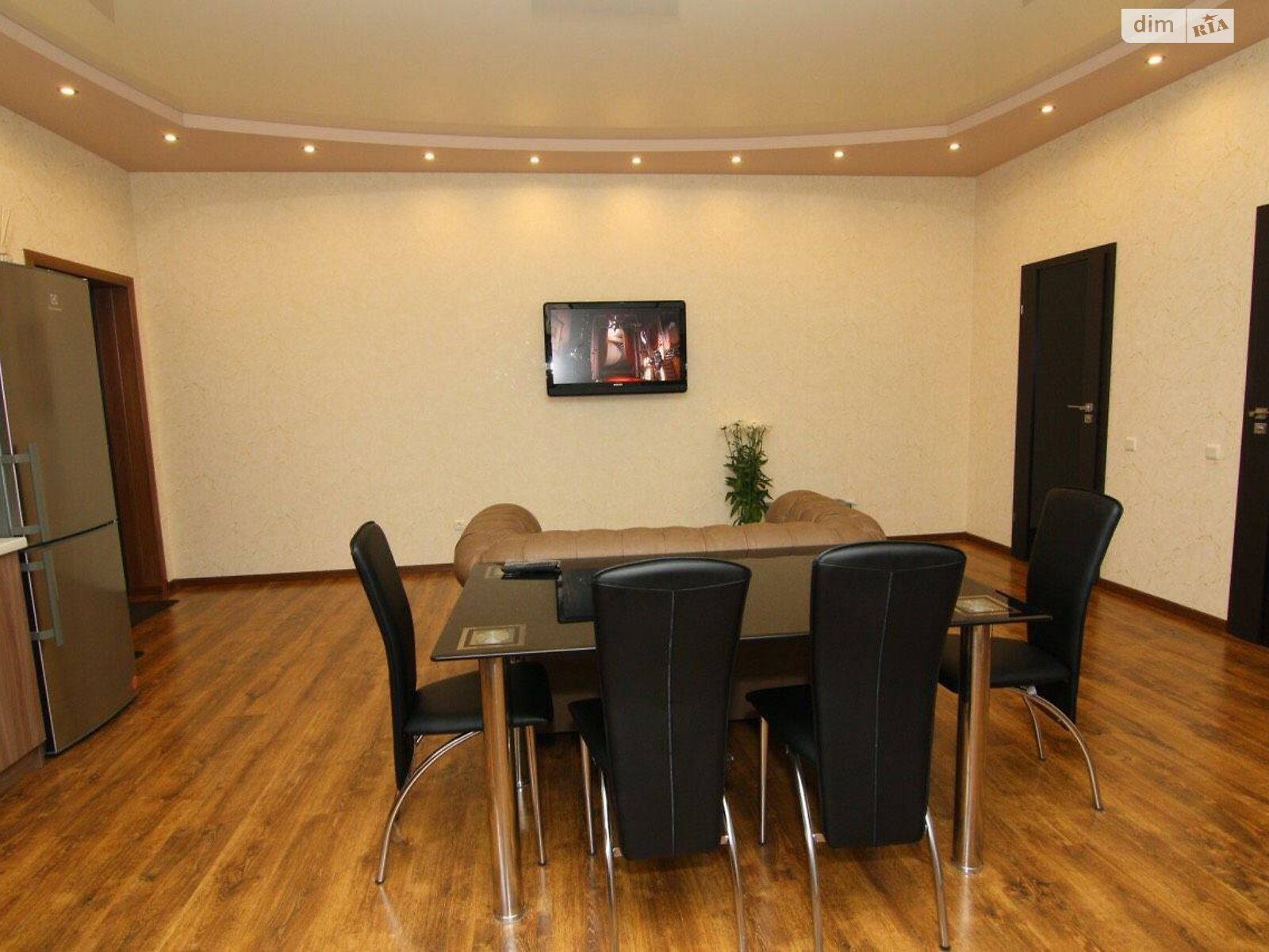 трехкомнатная квартира в Одессе, район Аркадия, на ул. Генуэзская 5 в аренду на короткий срок посуточно фото 1 трехкомнатная квартира в Одессе, район Аркадия, на ул. Генуэзская 5 в аренду на короткий срок посуточно фото 1