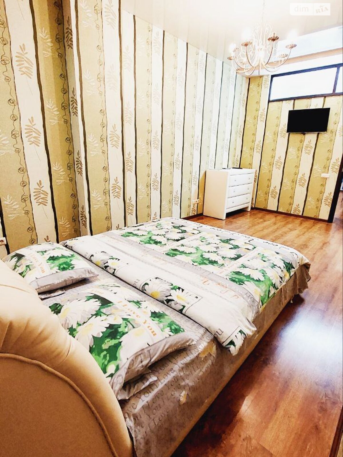 трехкомнатная квартира в Одессе, район Аркадия, на ул. Генуэзская 5 в аренду на короткий срок посуточно фото 1 трехкомнатная квартира в Одессе, район Аркадия, на ул. Генуэзская 5 в аренду на короткий срок посуточно фото 1