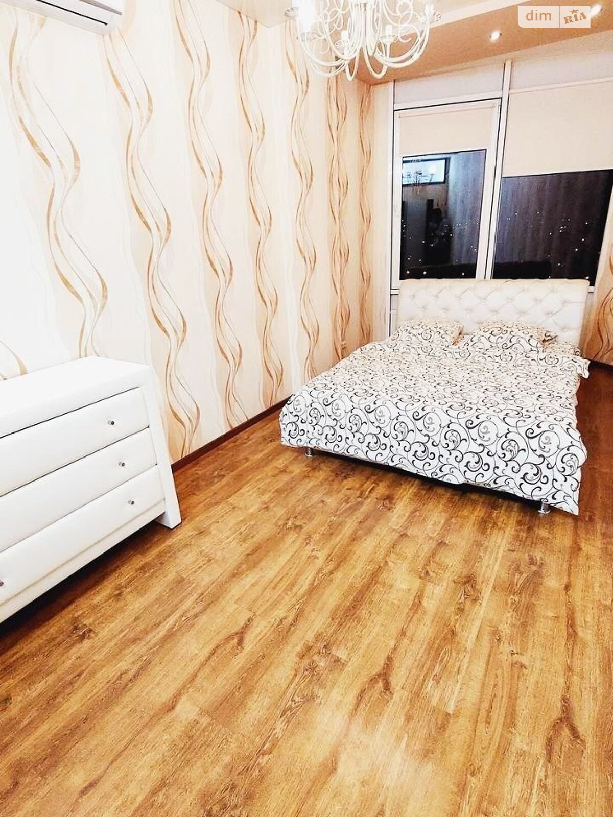 трехкомнатная квартира в Одессе, район Аркадия, на ул. Генуэзская 5 в аренду на короткий срок посуточно фото 1 трехкомнатная квартира в Одессе, район Аркадия, на ул. Генуэзская 5 в аренду на короткий срок посуточно фото 1