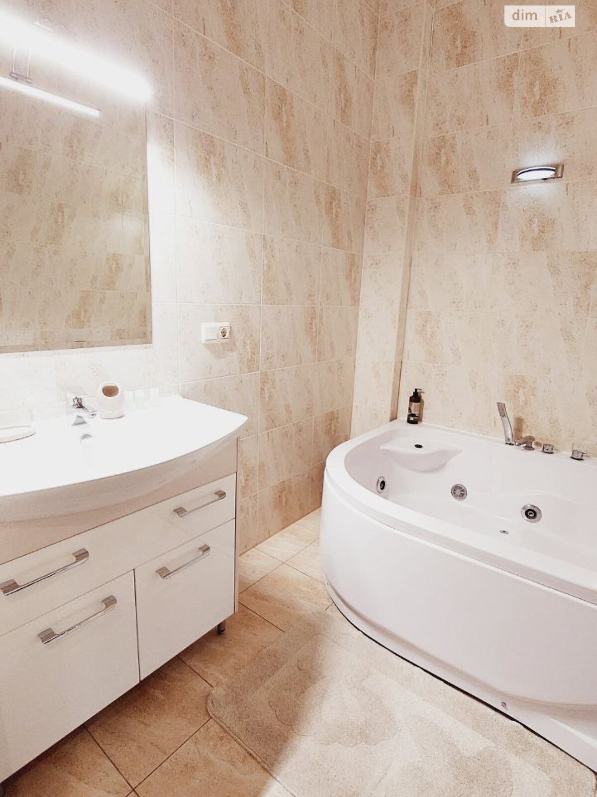 трехкомнатная квартира в Одессе, район Аркадия, на ул. Генуэзская 5 в аренду на короткий срок посуточно фото 1 трехкомнатная квартира в Одессе, район Аркадия, на ул. Генуэзская 5 в аренду на короткий срок посуточно фото 1