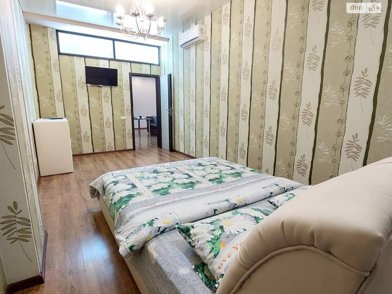 четырехкомнатная квартира в Одессе, район Приморский, на ул. Генуэзская 5 в аренду на короткий срок посуточно фото 1
