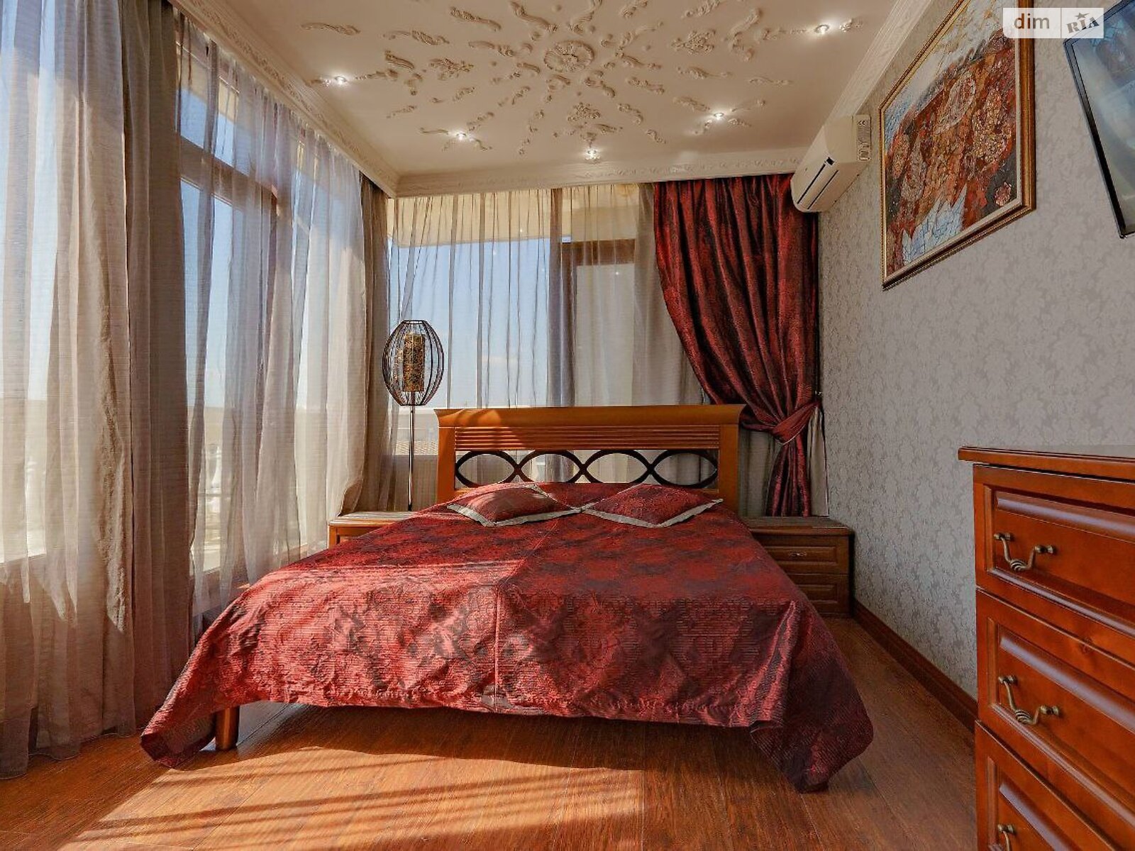 трехкомнатная квартира в Одессе, район Приморский, на ул. Греческая 1А в аренду на короткий срок посуточно фото 1