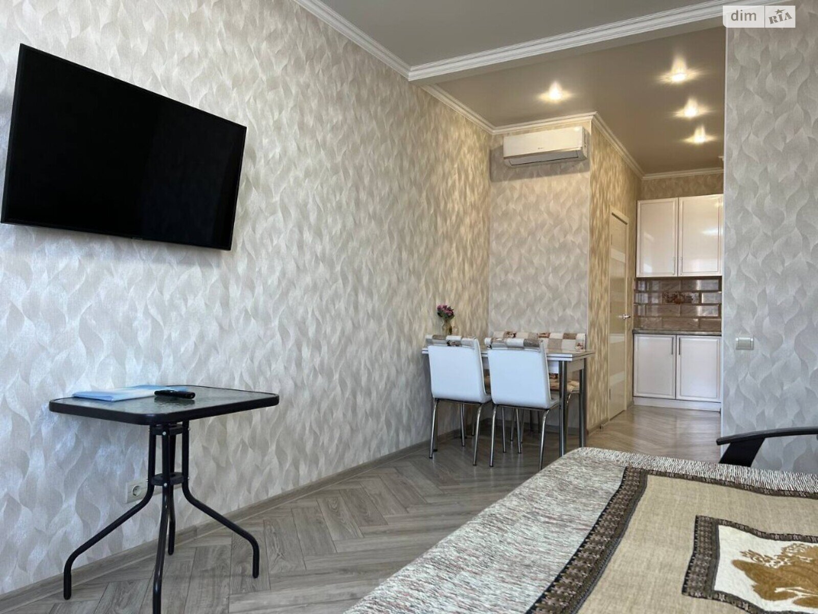 двухкомнатная квартира в Одессе, район Приморский, на ул. Литературная в аренду на короткий срок посуточно фото 1