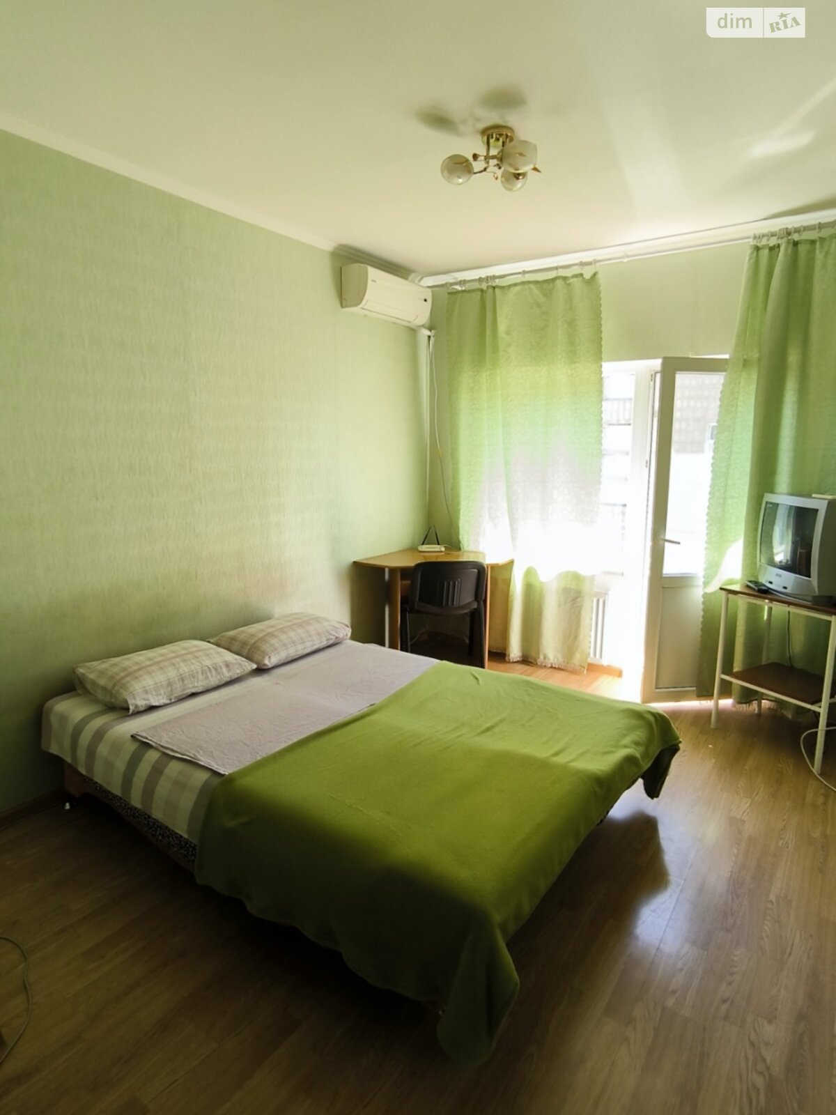 однокомнатная квартира в Одессе, район Слободка, на ул. Романтиков 25 в аренду на короткий срок посуточно фото 1