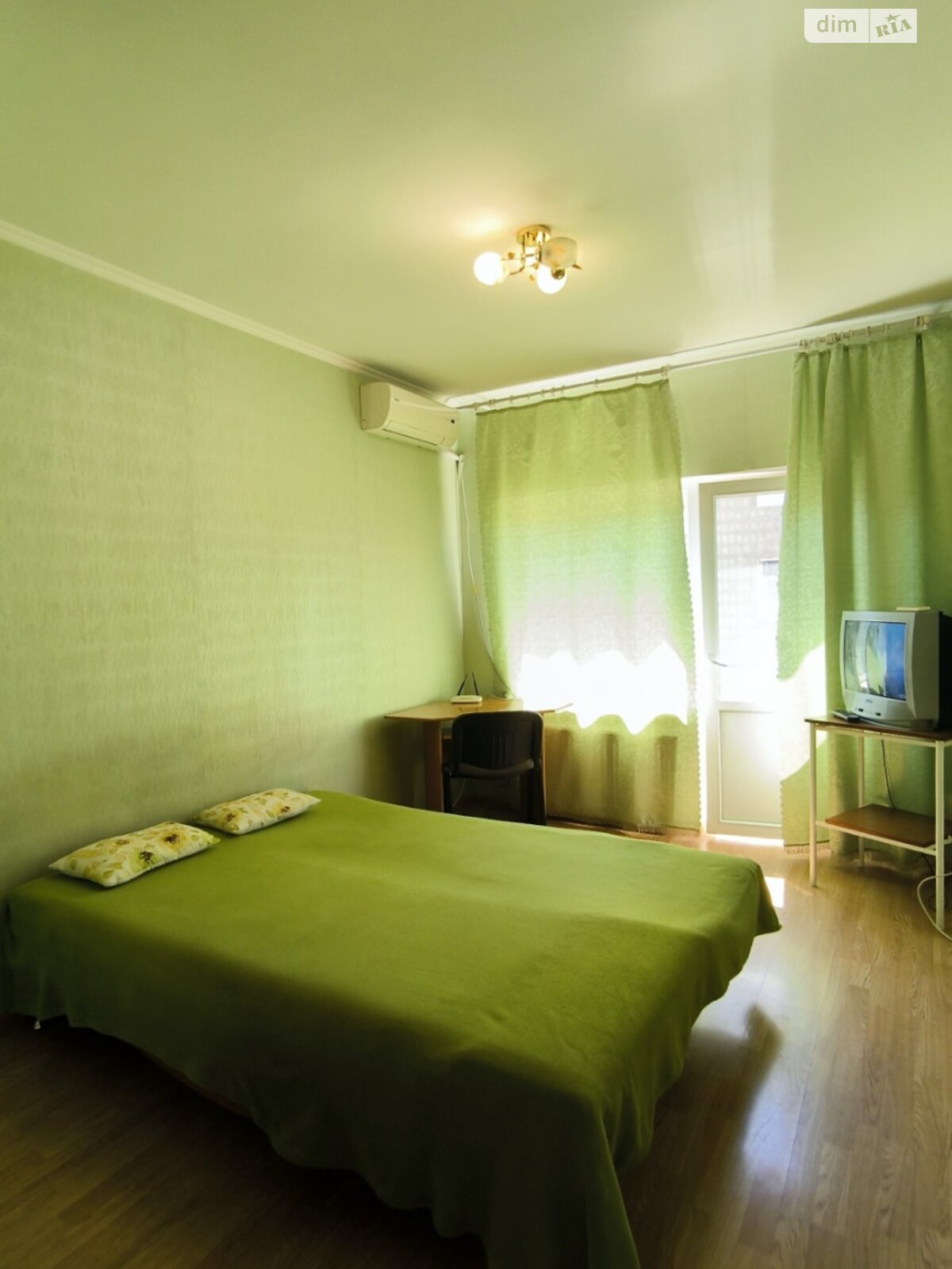 однокомнатная квартира в Одессе, район Слободка, на ул. Романтиков 25 в аренду на короткий срок посуточно фото 1