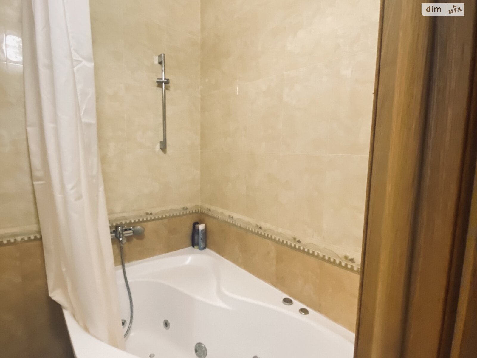 однокомнатная квартира в Одессе, район Таирова, на мас. Радужный 9Б в аренду на короткий срок посуточно фото 1