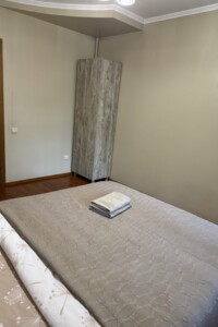 трикімнатна квартира в Рівному, район 12-школа, на вул. Грушевського Академіка 40 в оренду на короткий термін подобово фото 2