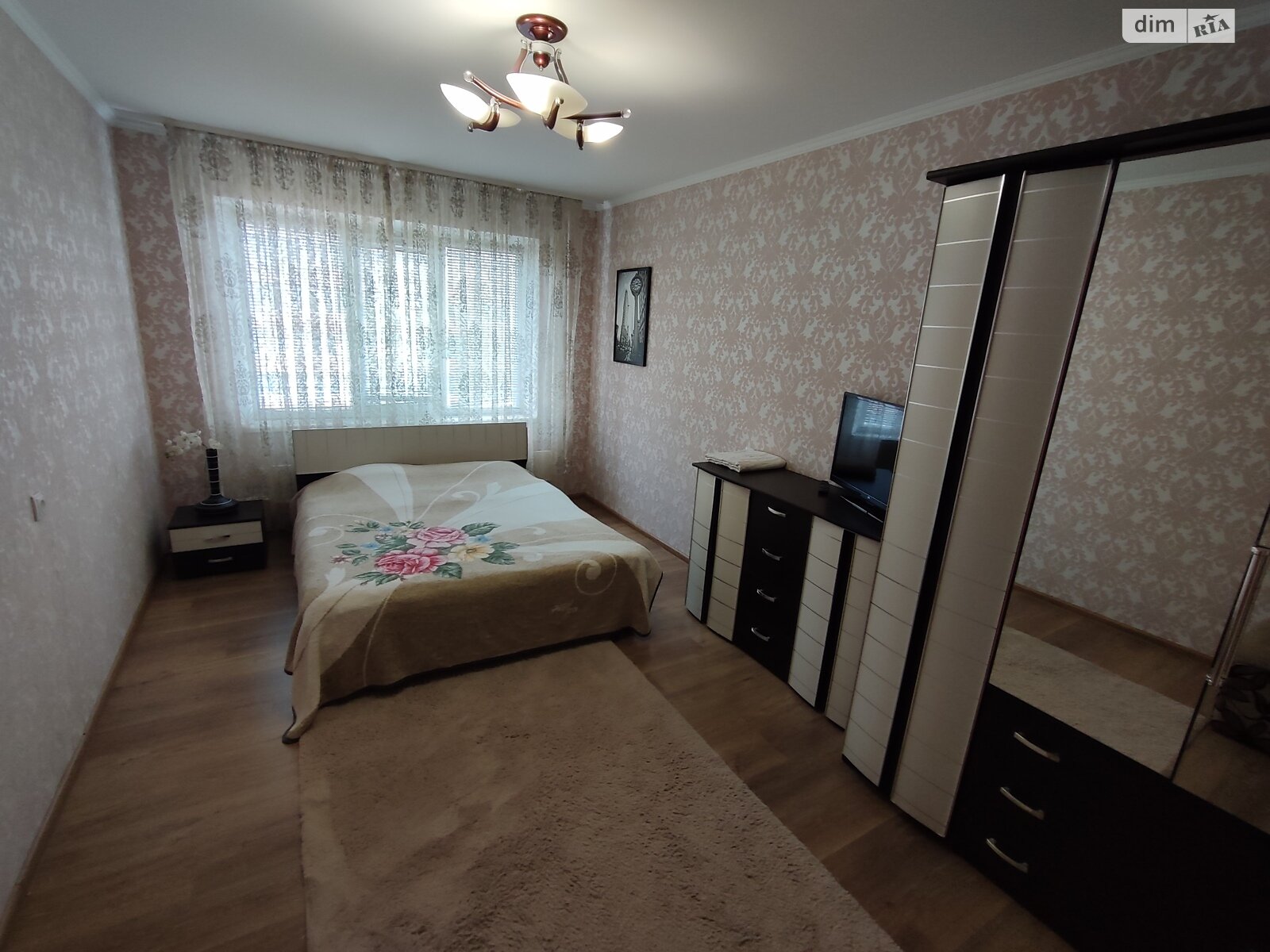 трехкомнатная квартира в Ровно, район Автовокзал, на ул. Буковинская 6 в аренду на короткий срок посуточно фото 1 трехкомнатная квартира в Ровно, район Автовокзал, на ул. Буковинская 6 в аренду на короткий срок посуточно фото 1