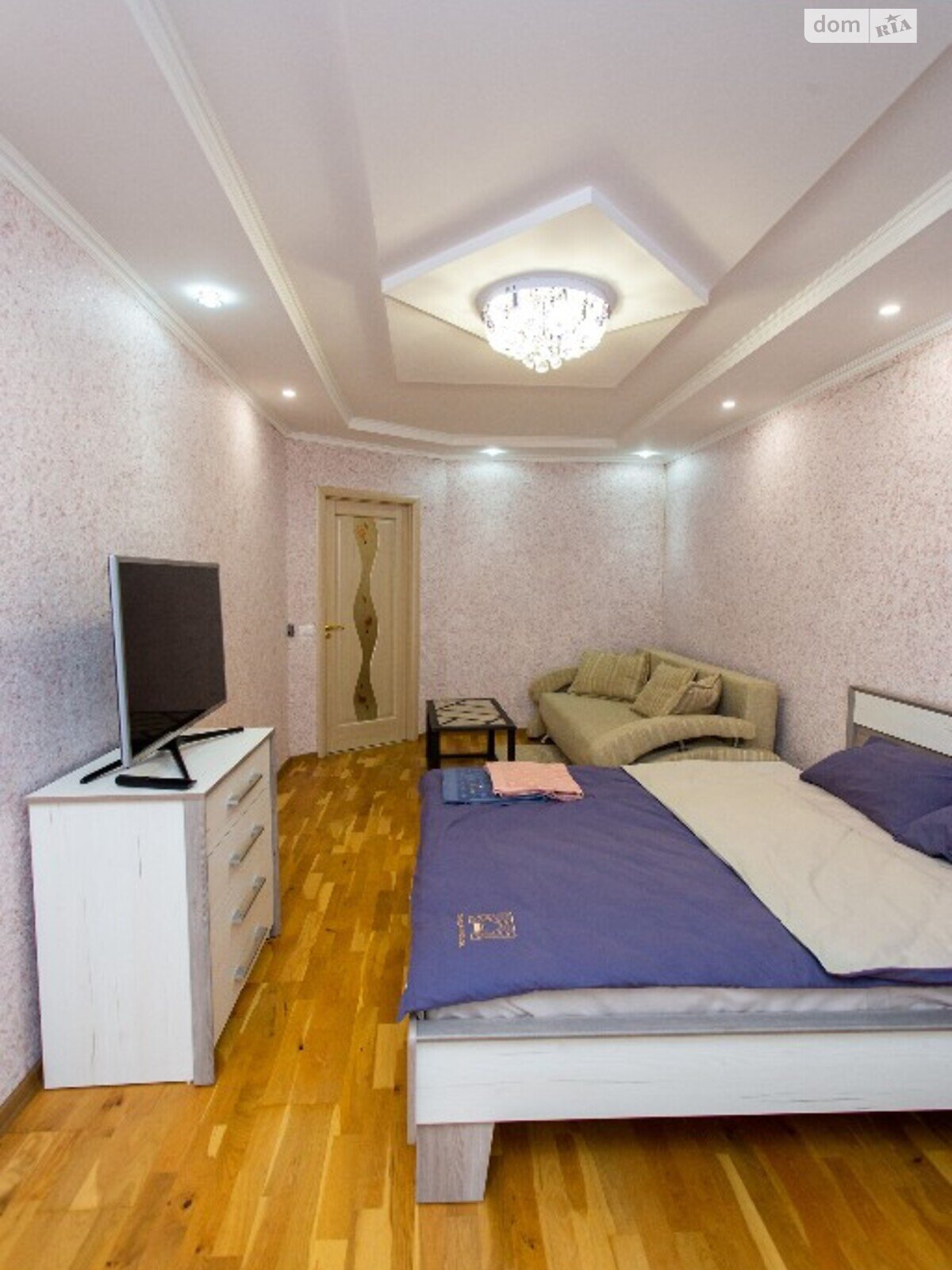 двухкомнатная квартира в Тернополе, район Центр, на ул. Хмельницкого Богдана 9А в аренду на короткий срок посуточно фото 1