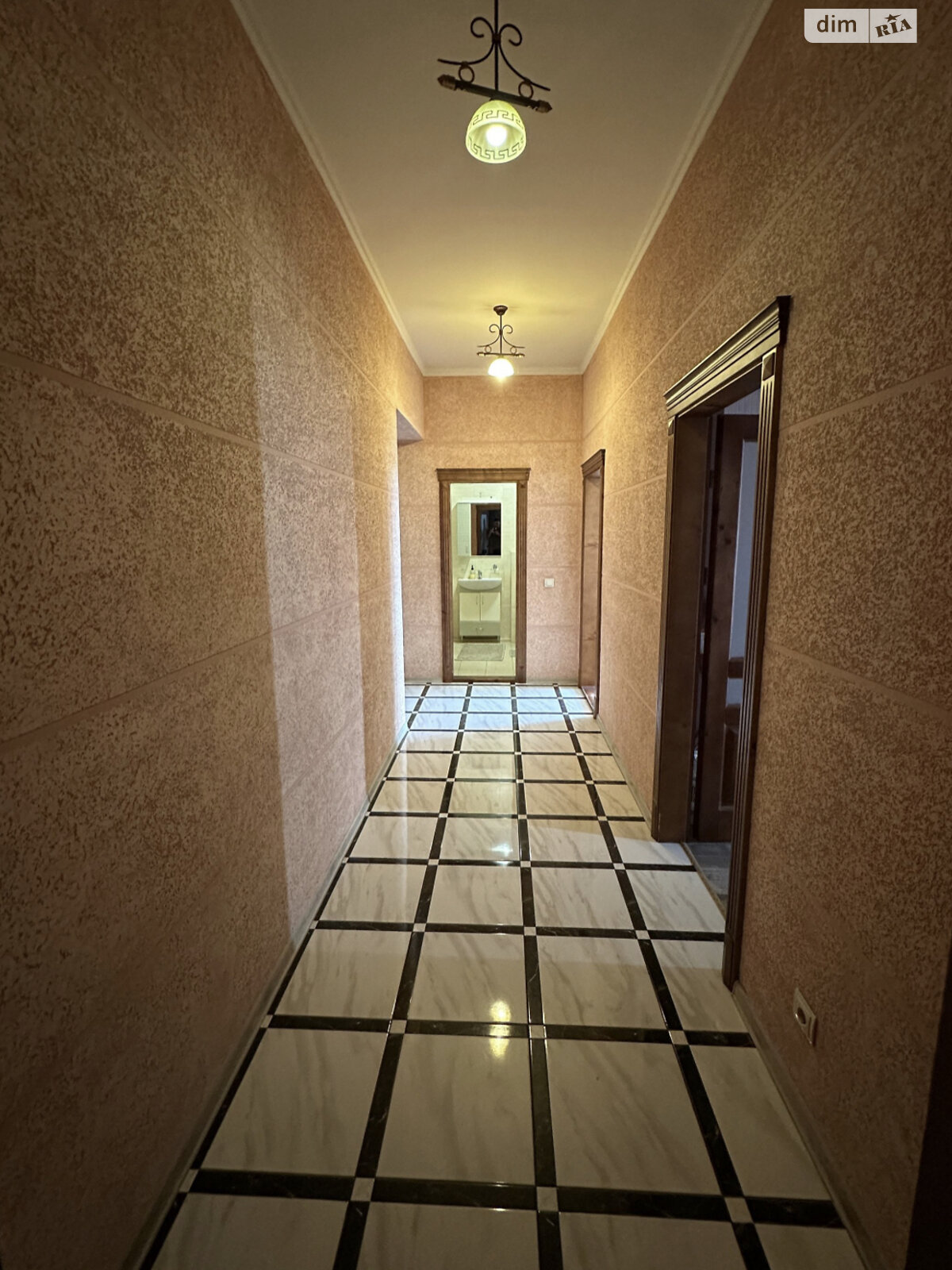 двухкомнатная квартира в Ужгороде, район Боздош, на ул. Хиры Александра 21 в аренду на короткий срок посуточно фото 1