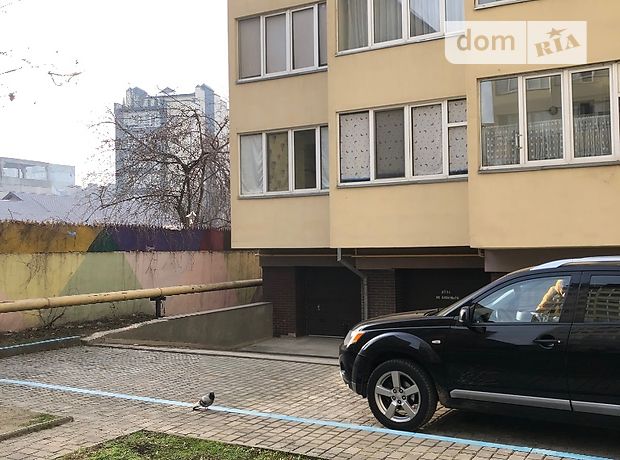 Бокс в гаражном комплексе универсальный в Ивано-Франковске, площадь 20 кв.м. фото 1 Бокс в гаражном комплексе универсальный в Ивано-Франковске, площадь 20 кв.м. фото 1