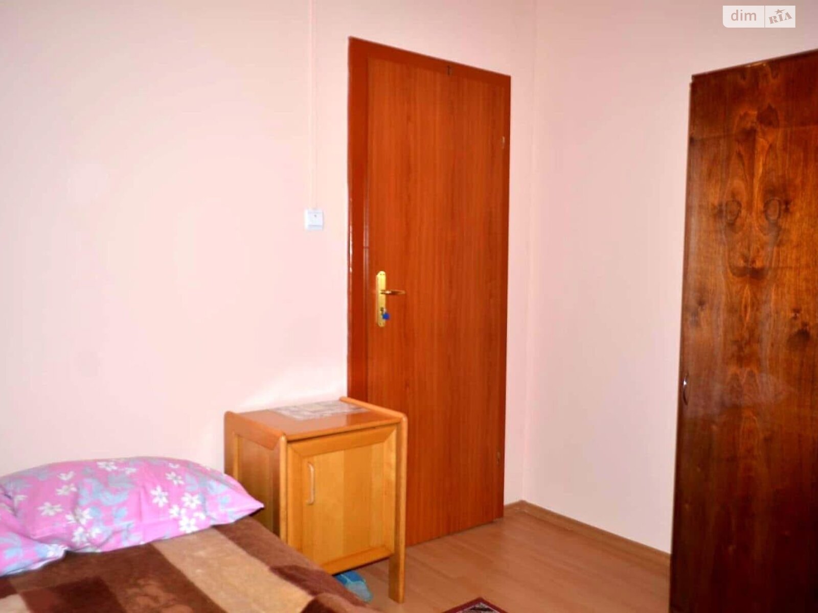 двухэтажная часть дома, 250 кв. м, кирпич. Сдается помесячно в Межгорье фото 1 двухэтажная часть дома, 250 кв. м, кирпич. Сдается помесячно в Межгорье фото 1