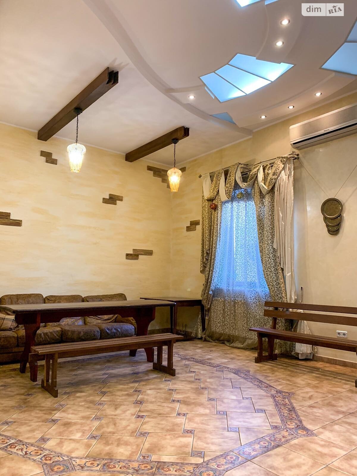 трехэтажная часть дома, 378 кв. м, ракушечник (ракушняк). Сдается помесячно в Одессе, в районе Киевский фото 1 трехэтажная часть дома, 378 кв. м, ракушечник (ракушняк). Сдается помесячно в Одессе, в районе Киевский фото 1