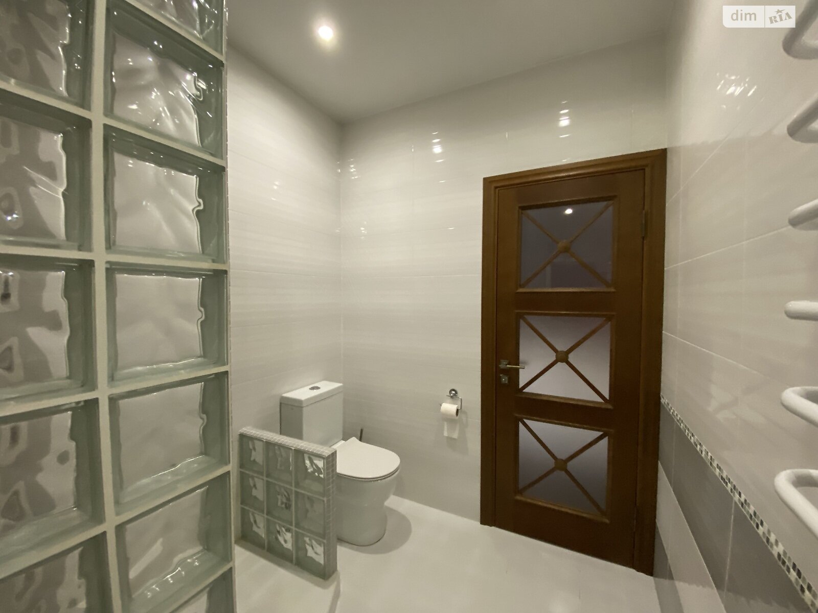 двоповерховий будинок з верандою, 245 кв. м, цегла. Здається помісячно в Агрономічному фото 1 двоповерховий будинок з верандою, 245 кв. м, цегла. Здається помісячно в Агрономічному фото 1