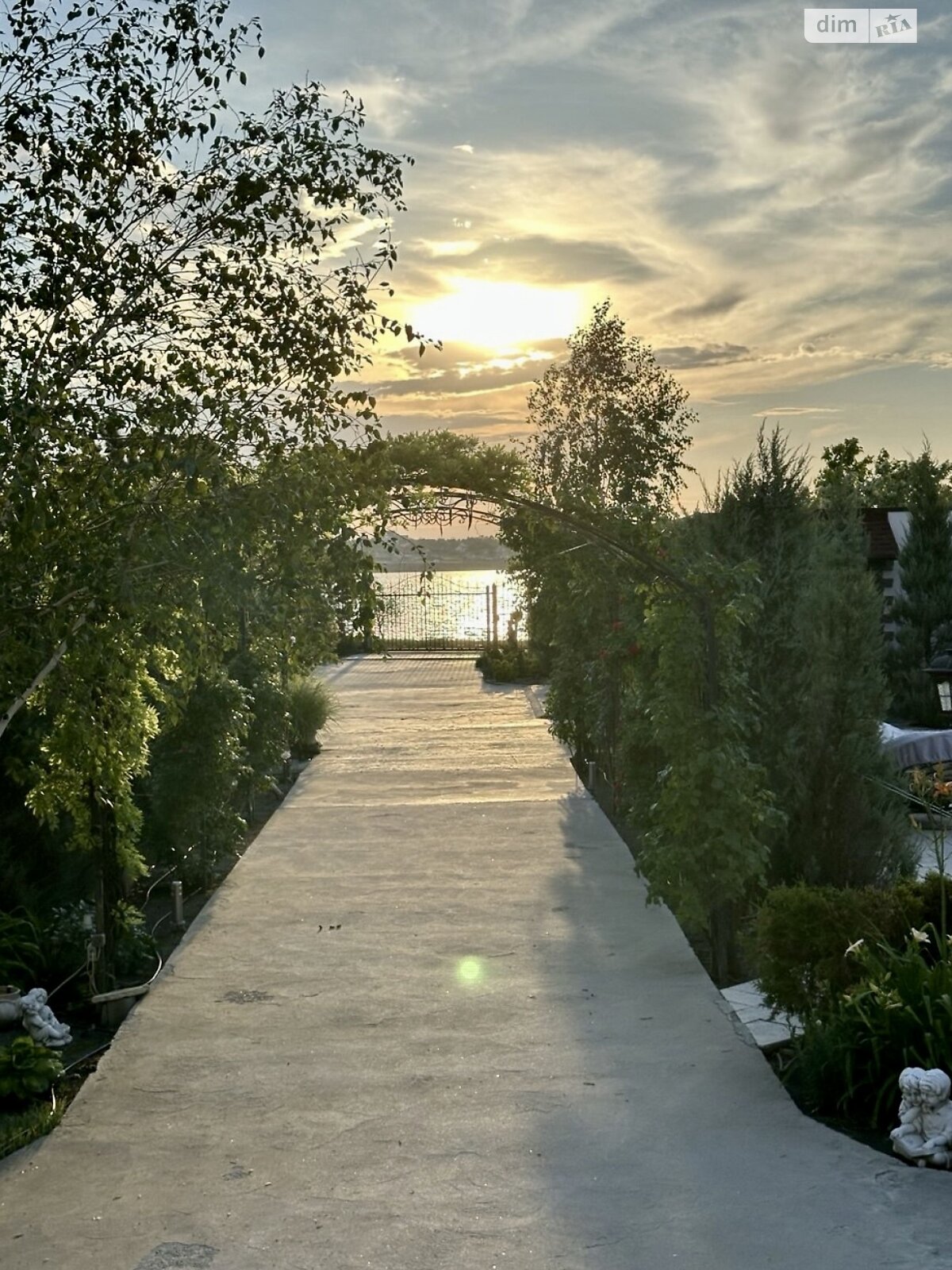 двухэтажный дом, 378 кв. м, кирпич. Сдается помесячно в Баловном фото 1