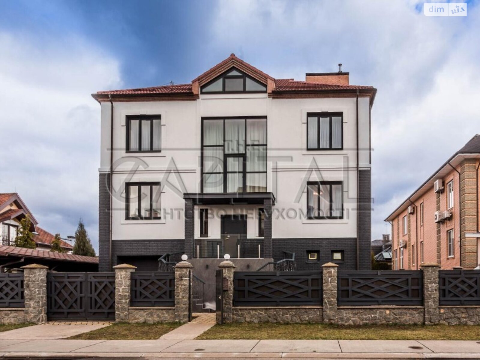 двухэтажный дом с балконом, 300 кв. м, кирпич. Сдается помесячно в Чапаевке (нов. Калиновом) фото 1
