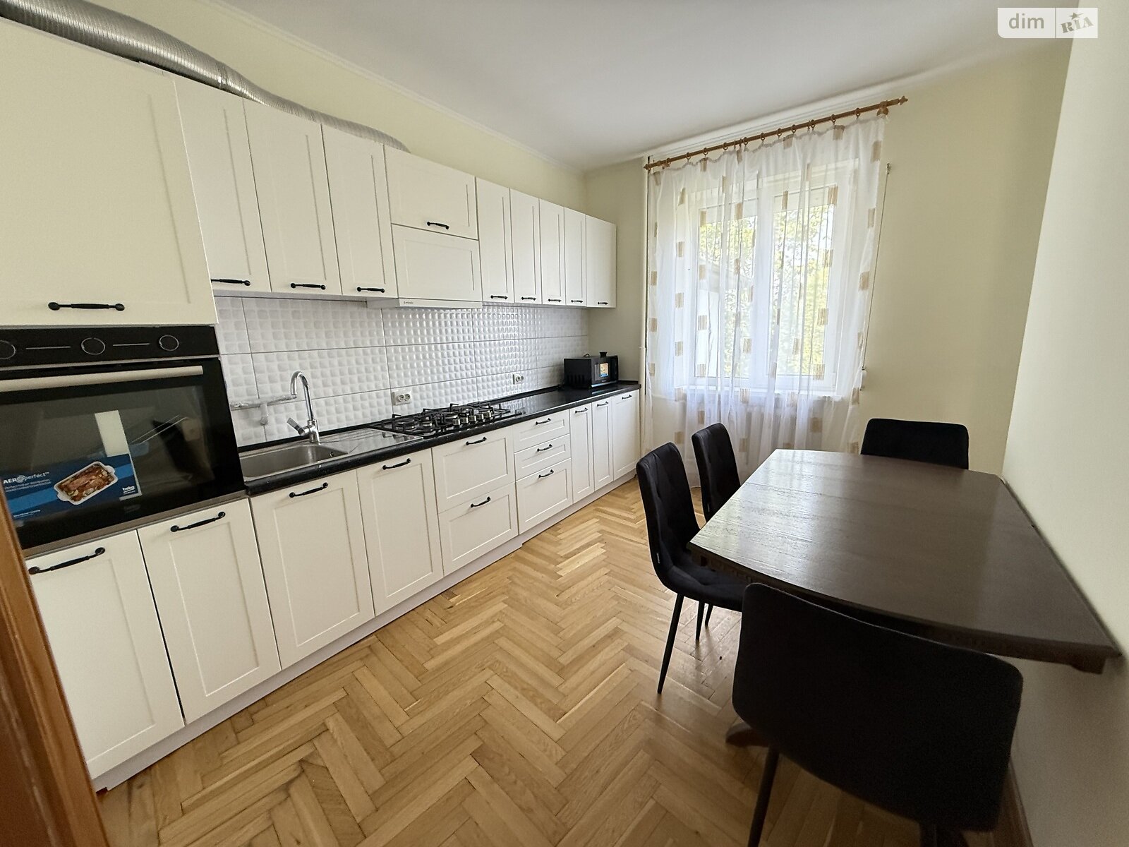 двоповерховий будинок з балконом, 250 кв. м, цегла. Здається помісячно в Чернівцях, в районі Гарячий Урбан фото 1 двопроверховий будинок з балконом, 250 кв. м, цегла. Здається помісячно в Чернівцях, в районі Гарячий Урбан фото 1