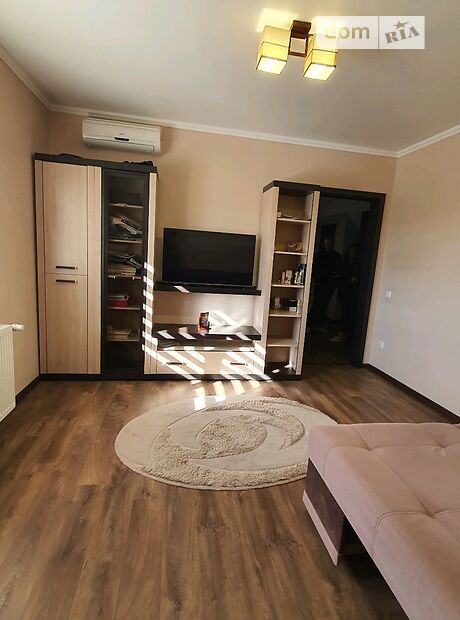 двухэтажный дом с ремонтом, 250 кв. м, кирпич. Сдается помесячно в Черновцах, в районе Героев Майдана фото 1 двухэтажный дом с ремонтом, 250 кв. м, кирпич. Сдается помесячно в Черновцах, в районе Героев Майдана фото 1
