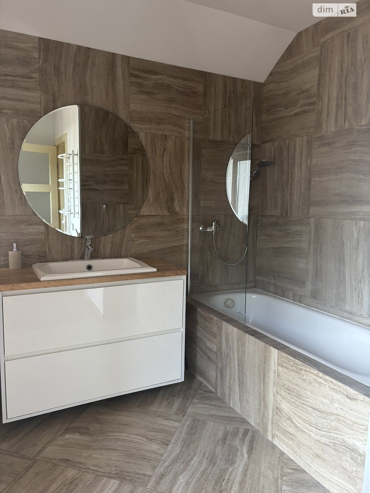 двухэтажный дом, 150 кв. м, кирпич. Сдается помесячно в Черновцах, в районе Гравитон фото 1