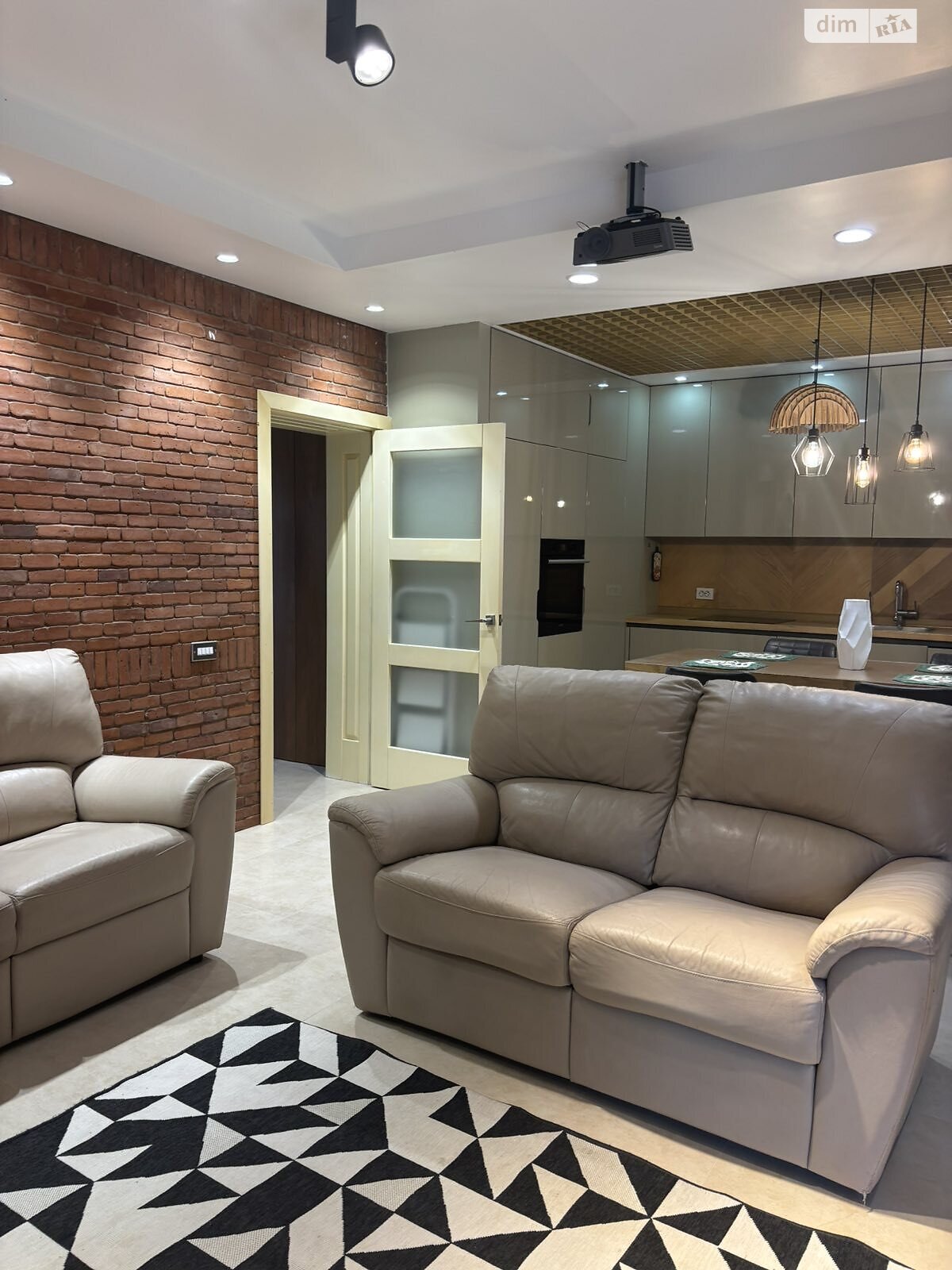 двухэтажный дом, 150 кв. м, кирпич. Сдается помесячно в Черновцах, в районе Гравитон фото 1