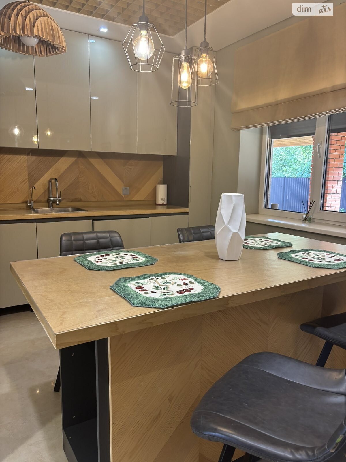 двухэтажный дом, 150 кв. м, кирпич. Сдается помесячно в Черновцах, в районе Гравитон фото 1