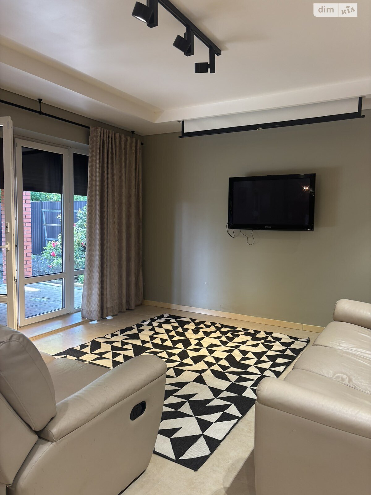 двухэтажный дом, 150 кв. м, кирпич. Сдается помесячно в Черновцах, в районе Гравитон фото 1