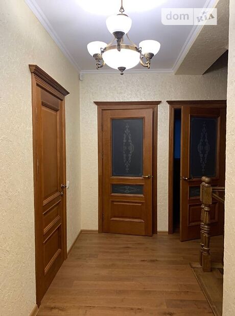 трехэтажная часть дома, 300 кв. м, кирпич. Сдается помесячно в Черновцах, в районе Роша фото 1 трехэтажная часть дома, 300 кв. м, кирпич. Сдается помесячно в Черновцах, в районе Роша фото 1