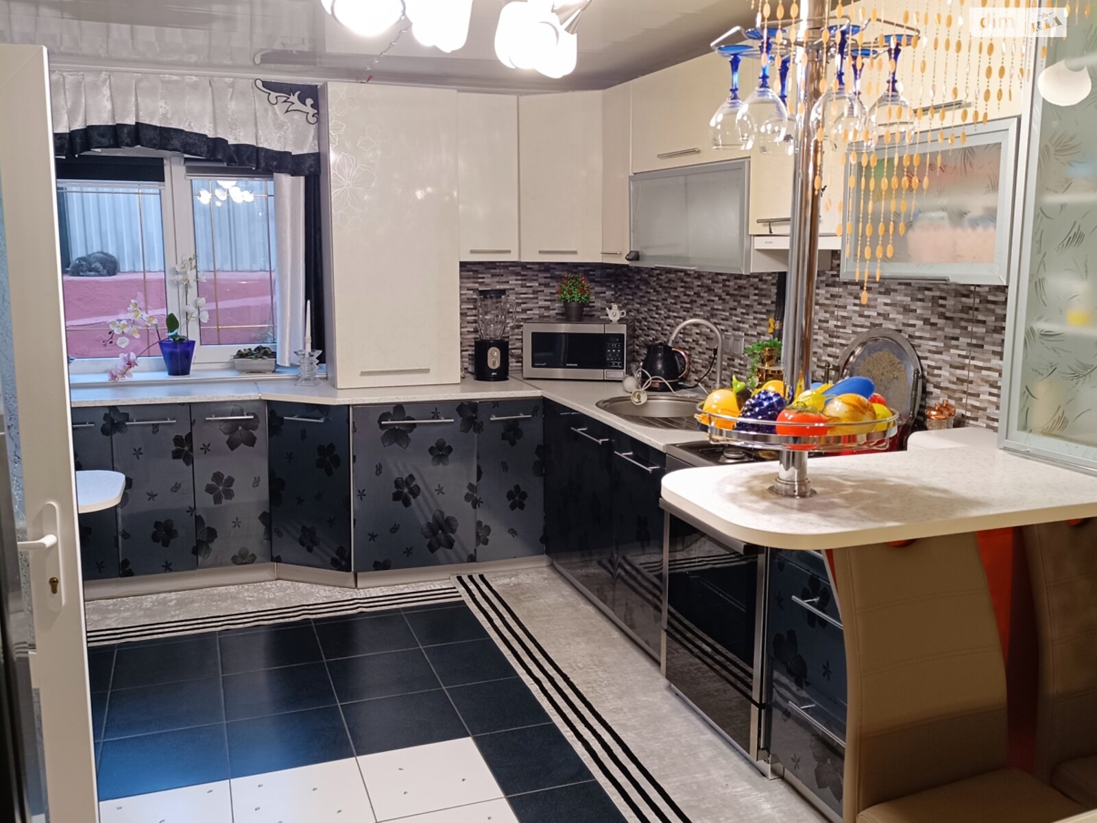 одноповерховий будинок з гаражем, 169.7 кв. м, цегла. Здається помісячно в Чернівцях, в районі Роша фото 1 однопроверховий будинок з гаражем, 169.7 кв. м, цегла. Здається помісячно в Чернівцях, в районі Роша фото 1