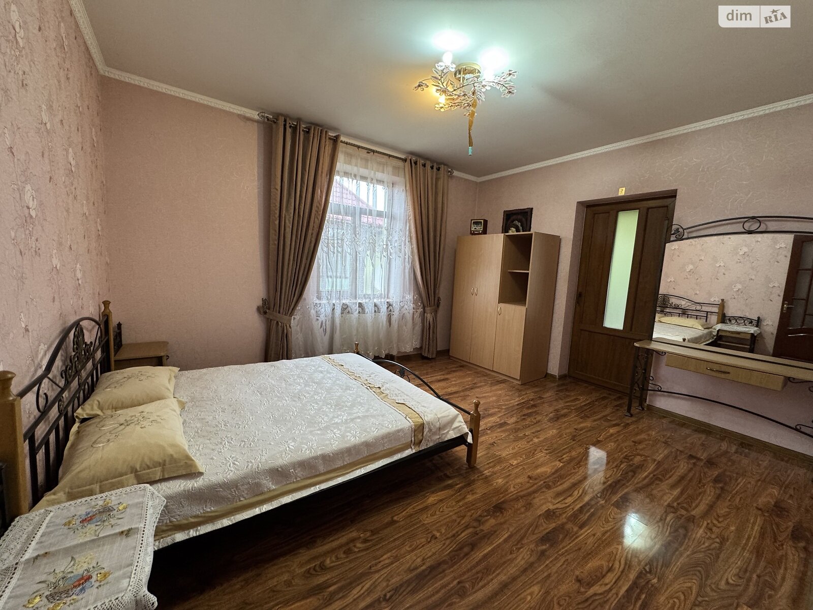 трехэтажный дом с балконом, 250 кв. м, кирпич. Сдается помесячно в Черновцах, в районе Садгорский фото 1 трехэтажный дом с балконом, 250 кв. м, кирпич. Сдается помесячно в Черновцах, в районе Садгорский фото 1