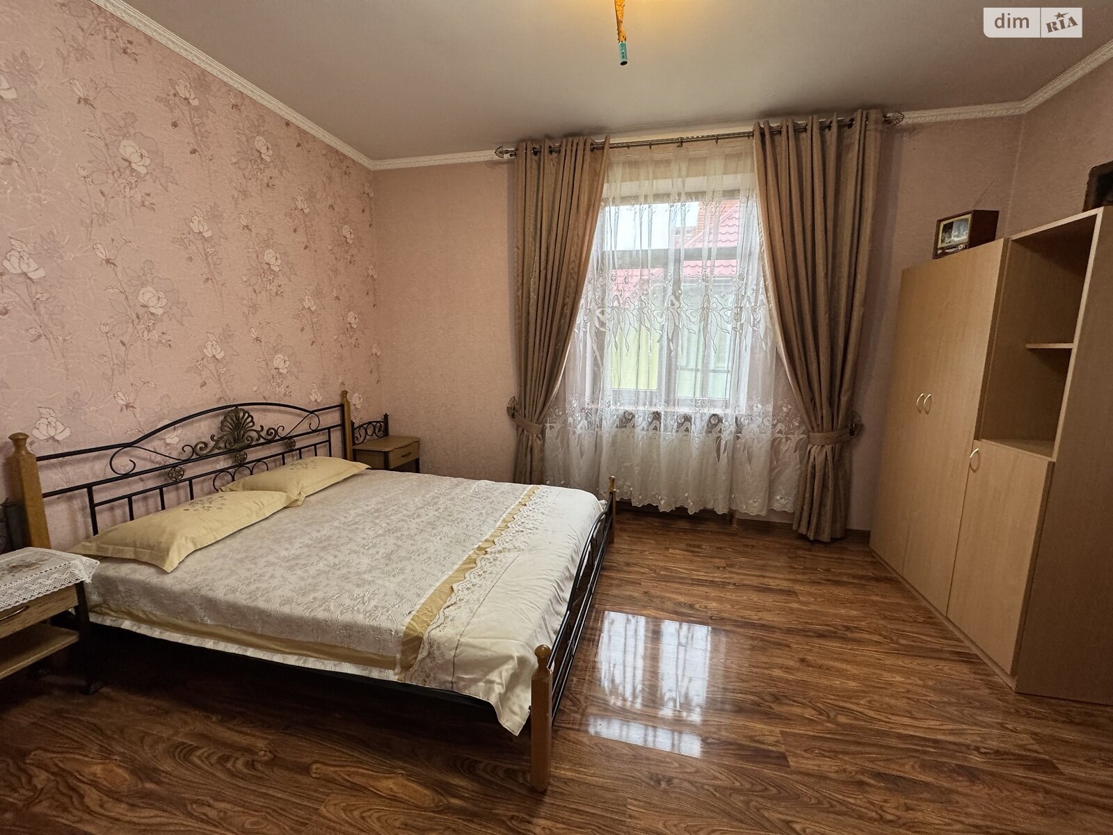 трехэтажный дом с балконом, 250 кв. м, кирпич. Сдается помесячно в Черновцах, в районе Садгорский фото 1 трехэтажный дом с балконом, 250 кв. м, кирпич. Сдается помесячно в Черновцах, в районе Садгорский фото 1