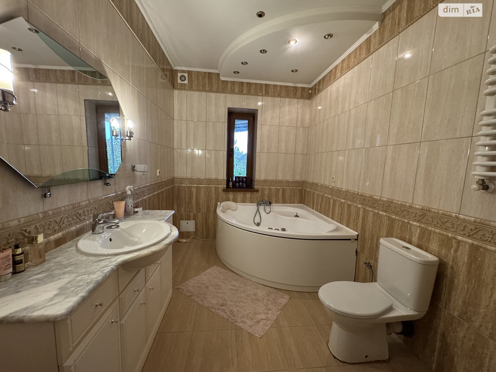 трехэтажный дом с балконом, 250 кв. м, кирпич. Сдается помесячно в Черновцах, в районе Садгорский фото 1 трехэтажный дом с балконом, 250 кв. м, кирпич. Сдается помесячно в Черновцах, в районе Садгорский фото 1