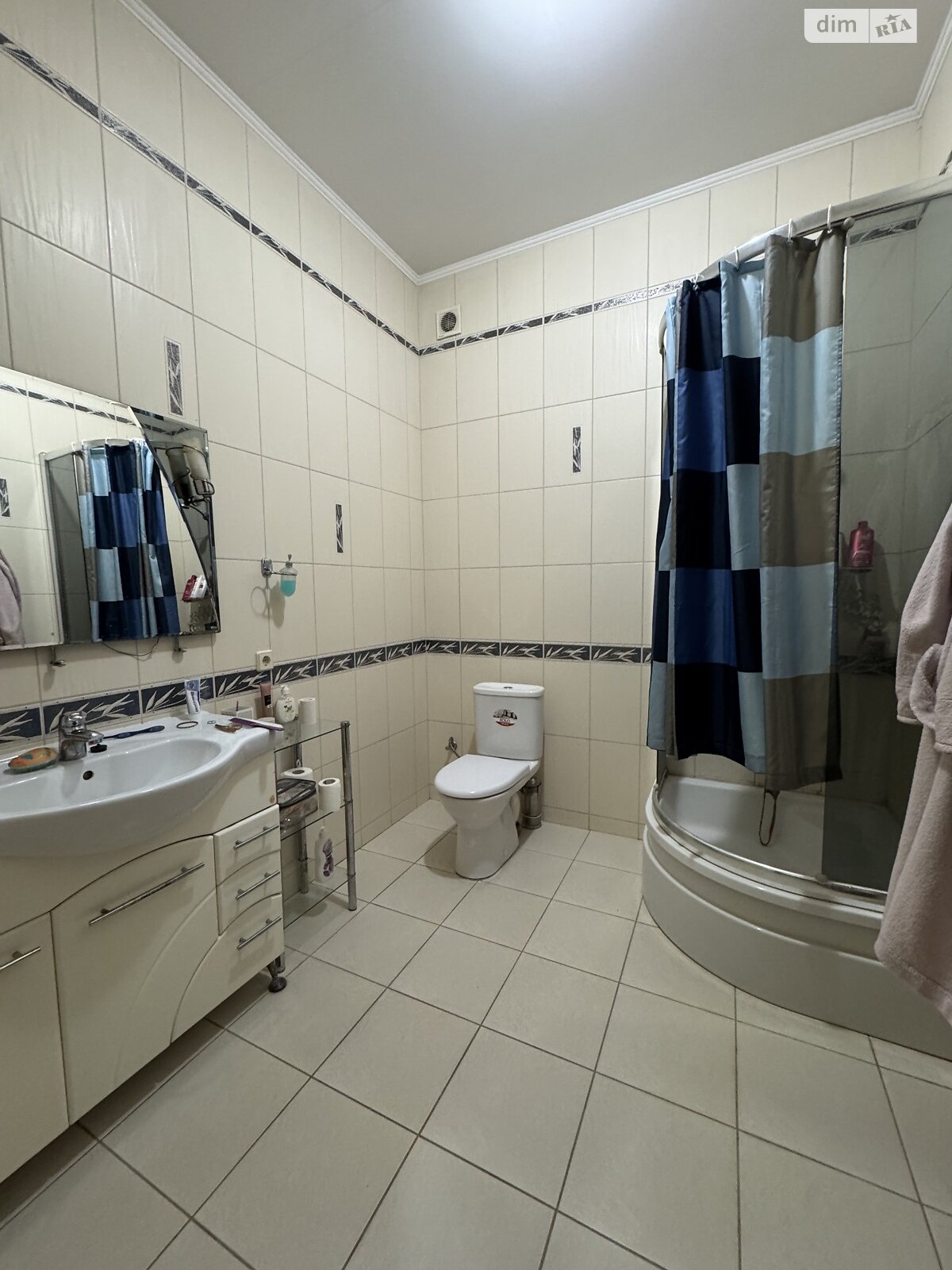 трехэтажный дом с балконом, 250 кв. м, кирпич. Сдается помесячно в Черновцах, в районе Садгорский фото 1 трехэтажный дом с балконом, 250 кв. м, кирпич. Сдается помесячно в Черновцах, в районе Садгорский фото 1