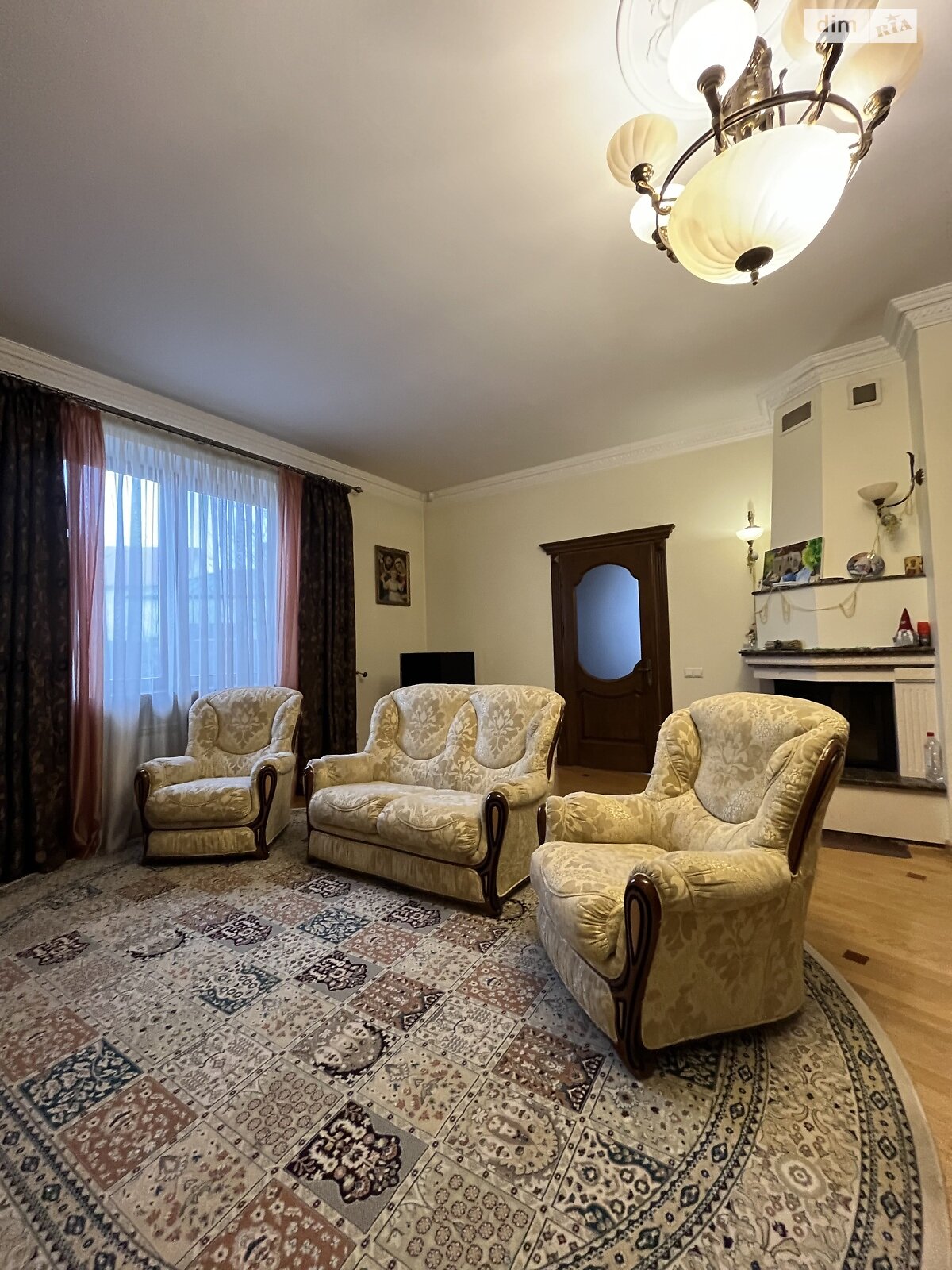 двухэтажный дом, 300 кв. м, кирпич. Сдается помесячно в Черновцах фото 1 двухэтажный дом, 300 кв. м, кирпич. Сдается помесячно в Черновцах фото 1
