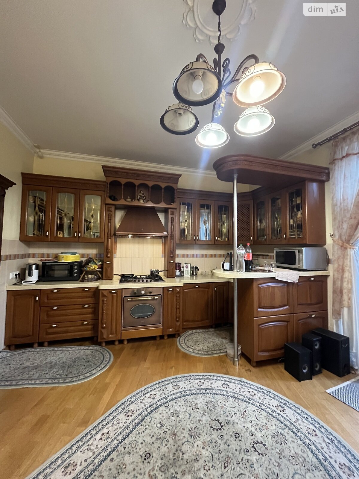 двухэтажный дом, 300 кв. м, кирпич. Сдается помесячно в Черновцах фото 1 двухэтажный дом, 300 кв. м, кирпич. Сдается помесячно в Черновцах фото 1