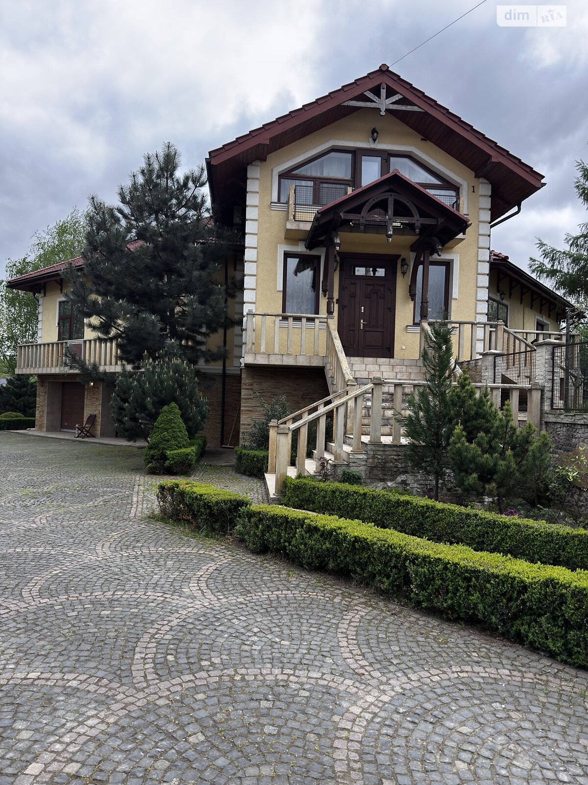 двухэтажный дом, 300 кв. м, кирпич. Сдается помесячно в Черновцах фото 1 двухэтажный дом, 300 кв. м, кирпич. Сдается помесячно в Черновцах фото 1
