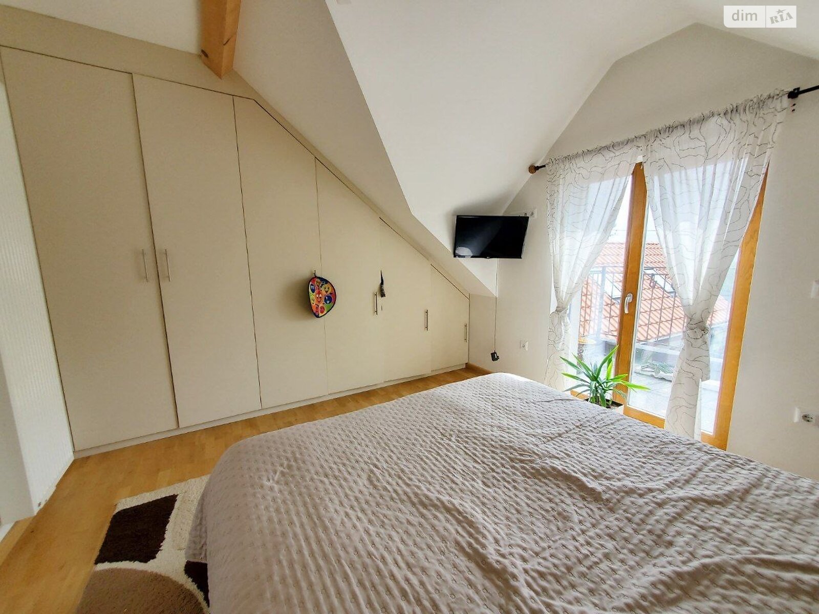 двухэтажный дом с гаражом, 130 кв. м, кирпич. Сдается помесячно в Черновцах фото 1