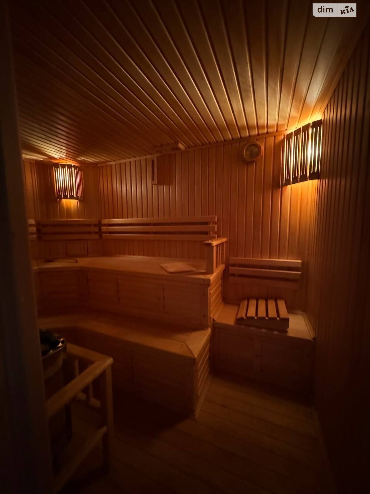 трехэтажный дом с балконом, 450 кв. м, кирпич. Сдается помесячно в Чукаловке фото 1 трехэтажный дом с балконом, 450 кв. м, кирпич. Сдается помесячно в Чукаловке фото 1