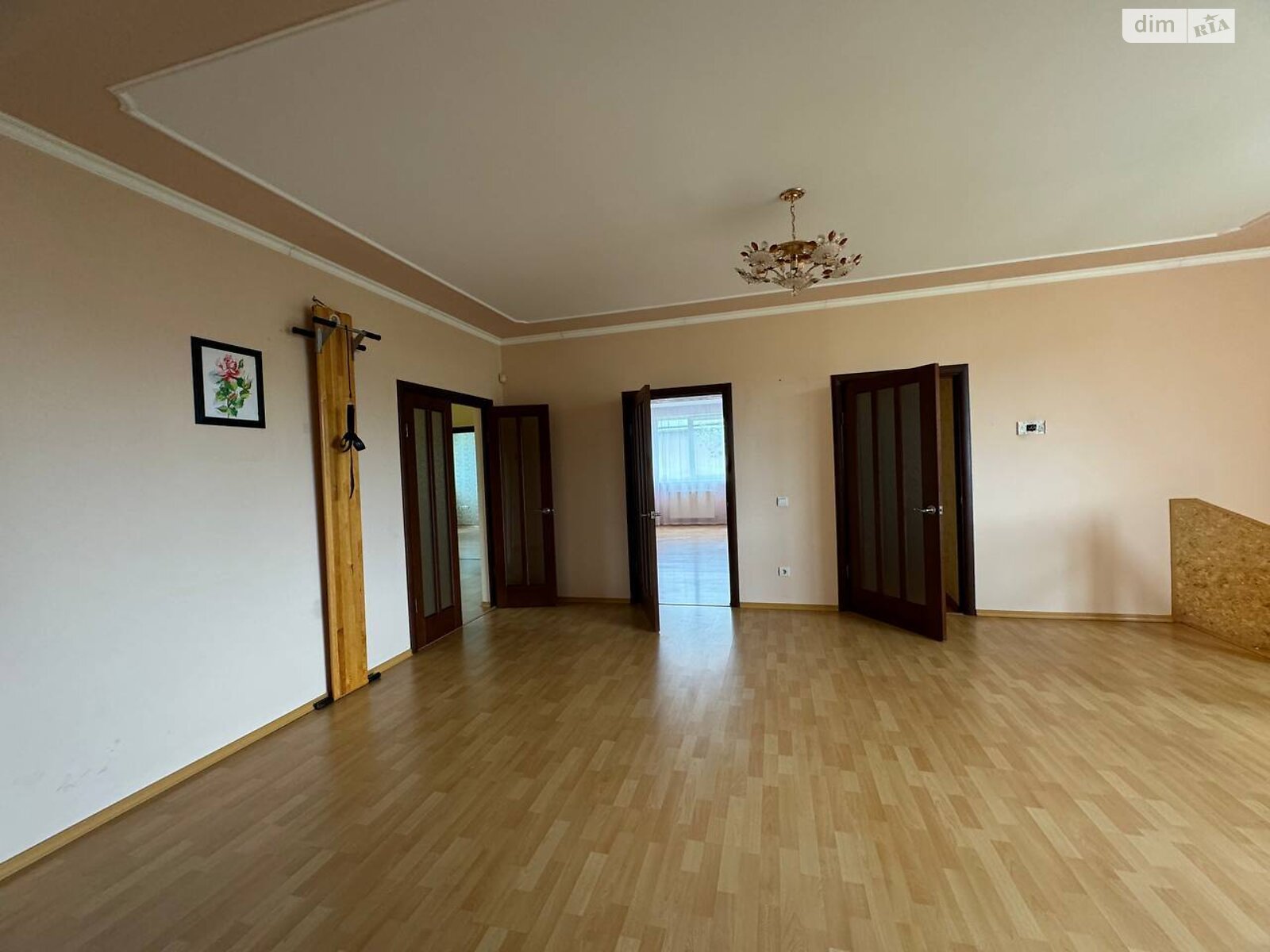 трехэтажный дом с балконом, 450 кв. м, кирпич. Сдается помесячно в Чукаловке фото 1 трехэтажный дом с балконом, 450 кв. м, кирпич. Сдается помесячно в Чукаловке фото 1