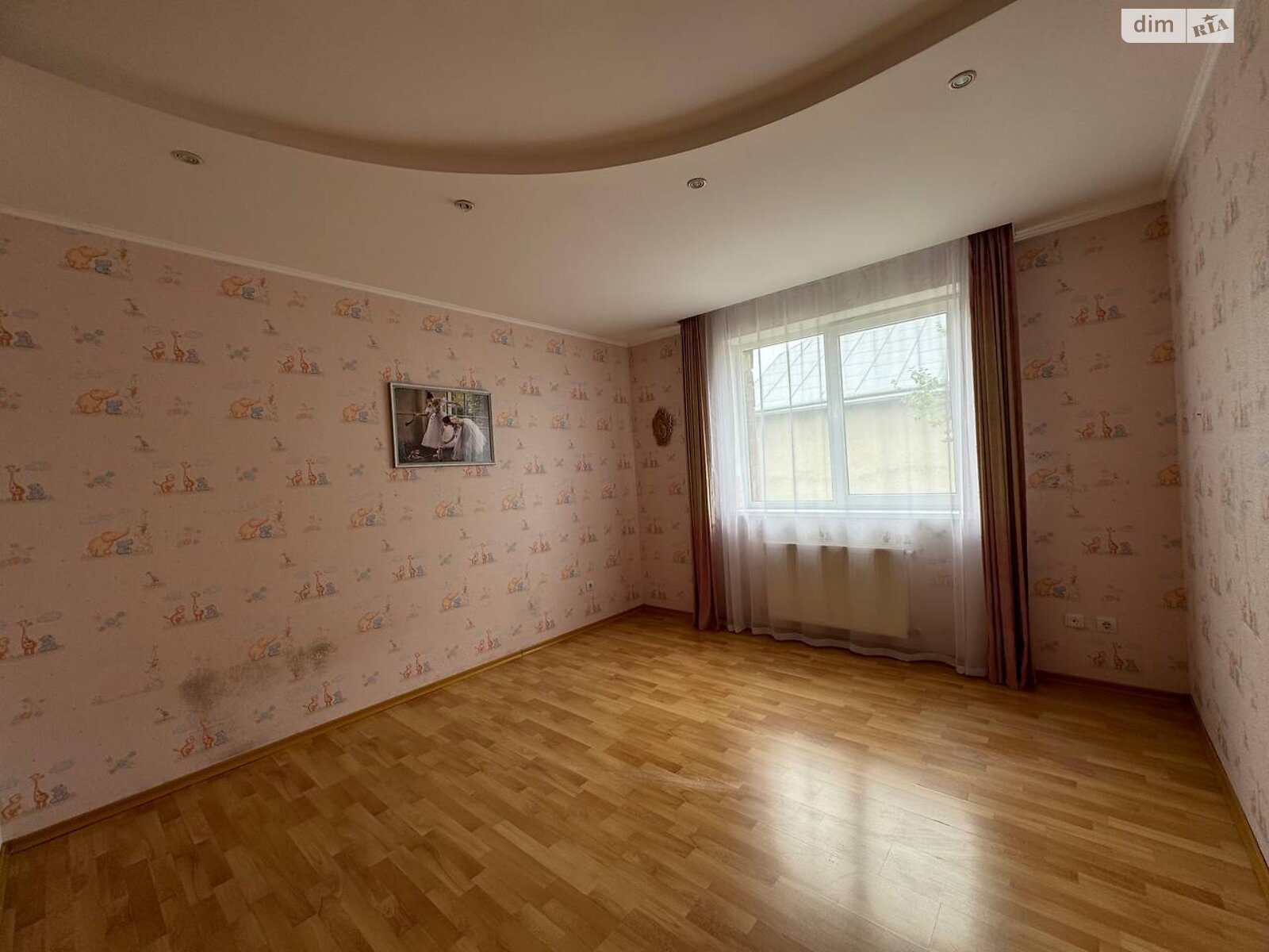 трехэтажный дом с балконом, 450 кв. м, кирпич. Сдается помесячно в Чукаловке фото 1 трехэтажный дом с балконом, 450 кв. м, кирпич. Сдается помесячно в Чукаловке фото 1