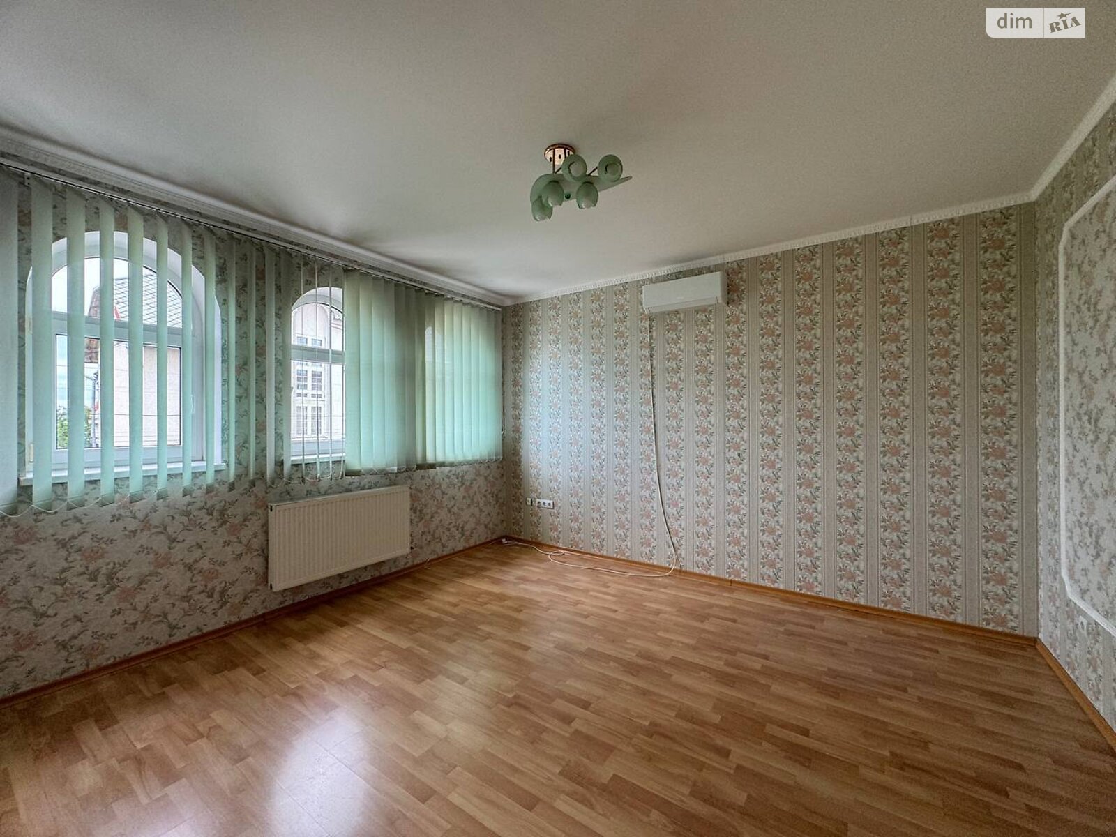 трехэтажный дом с балконом, 450 кв. м, кирпич. Сдается помесячно в Чукаловке фото 1 трехэтажный дом с балконом, 450 кв. м, кирпич. Сдается помесячно в Чукаловке фото 1