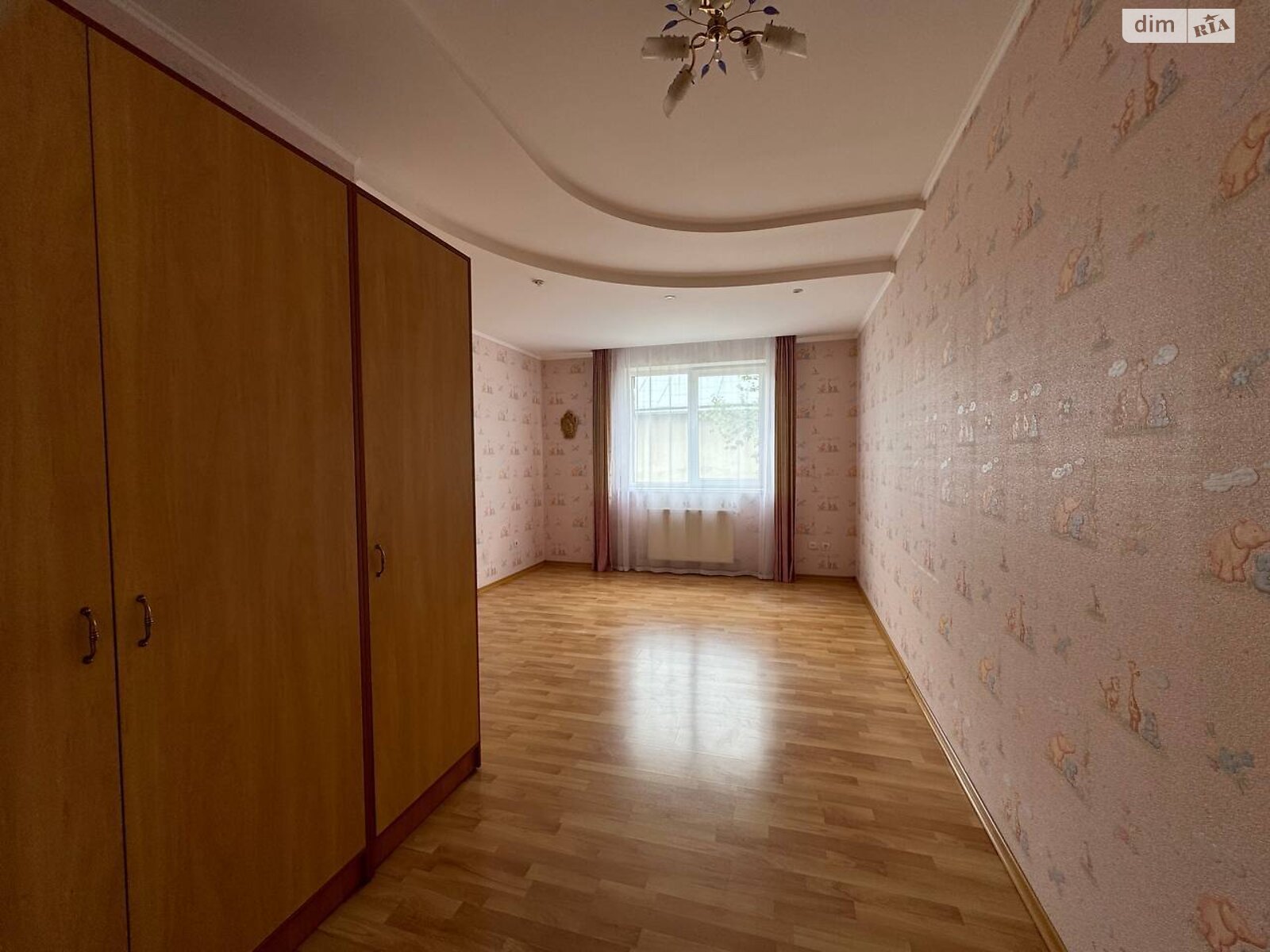 трехэтажный дом с балконом, 450 кв. м, кирпич. Сдается помесячно в Чукаловке фото 1 трехэтажный дом с балконом, 450 кв. м, кирпич. Сдается помесячно в Чукаловке фото 1
