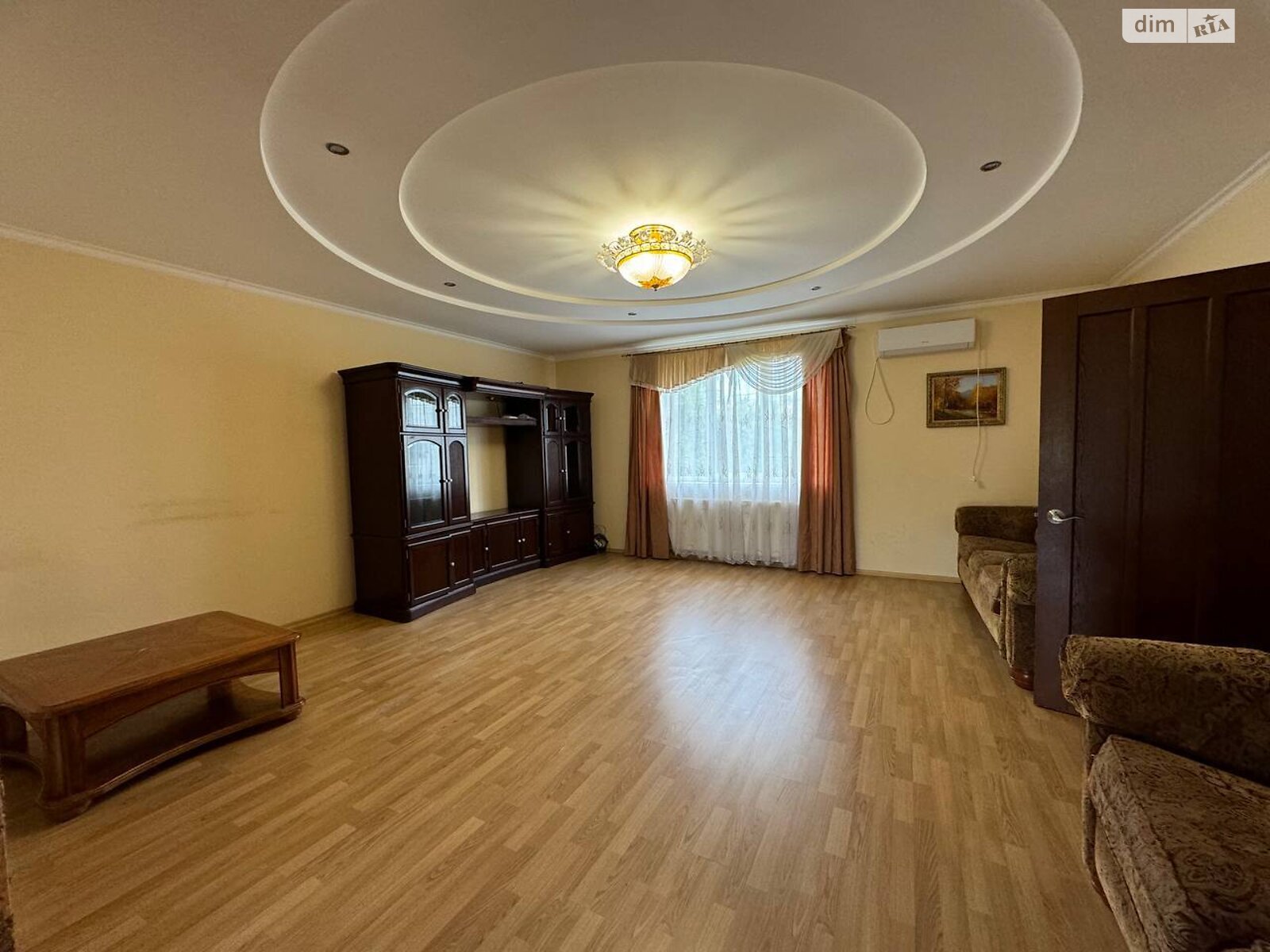 трехэтажный дом с балконом, 450 кв. м, кирпич. Сдается помесячно в Чукаловке фото 1 трехэтажный дом с балконом, 450 кв. м, кирпич. Сдается помесячно в Чукаловке фото 1