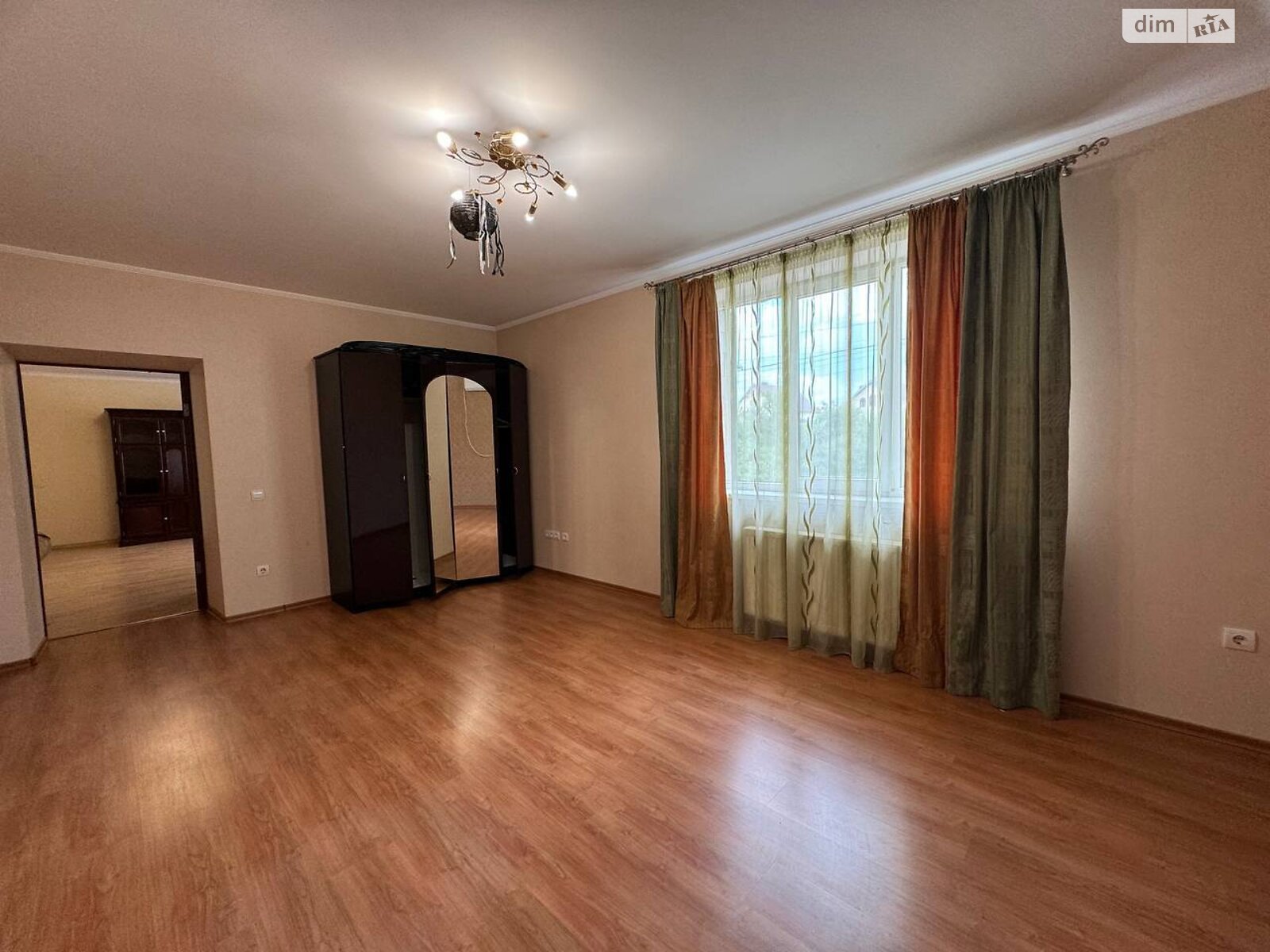трехэтажный дом с балконом, 450 кв. м, кирпич. Сдается помесячно в Чукаловке фото 1 трехэтажный дом с балконом, 450 кв. м, кирпич. Сдается помесячно в Чукаловке фото 1